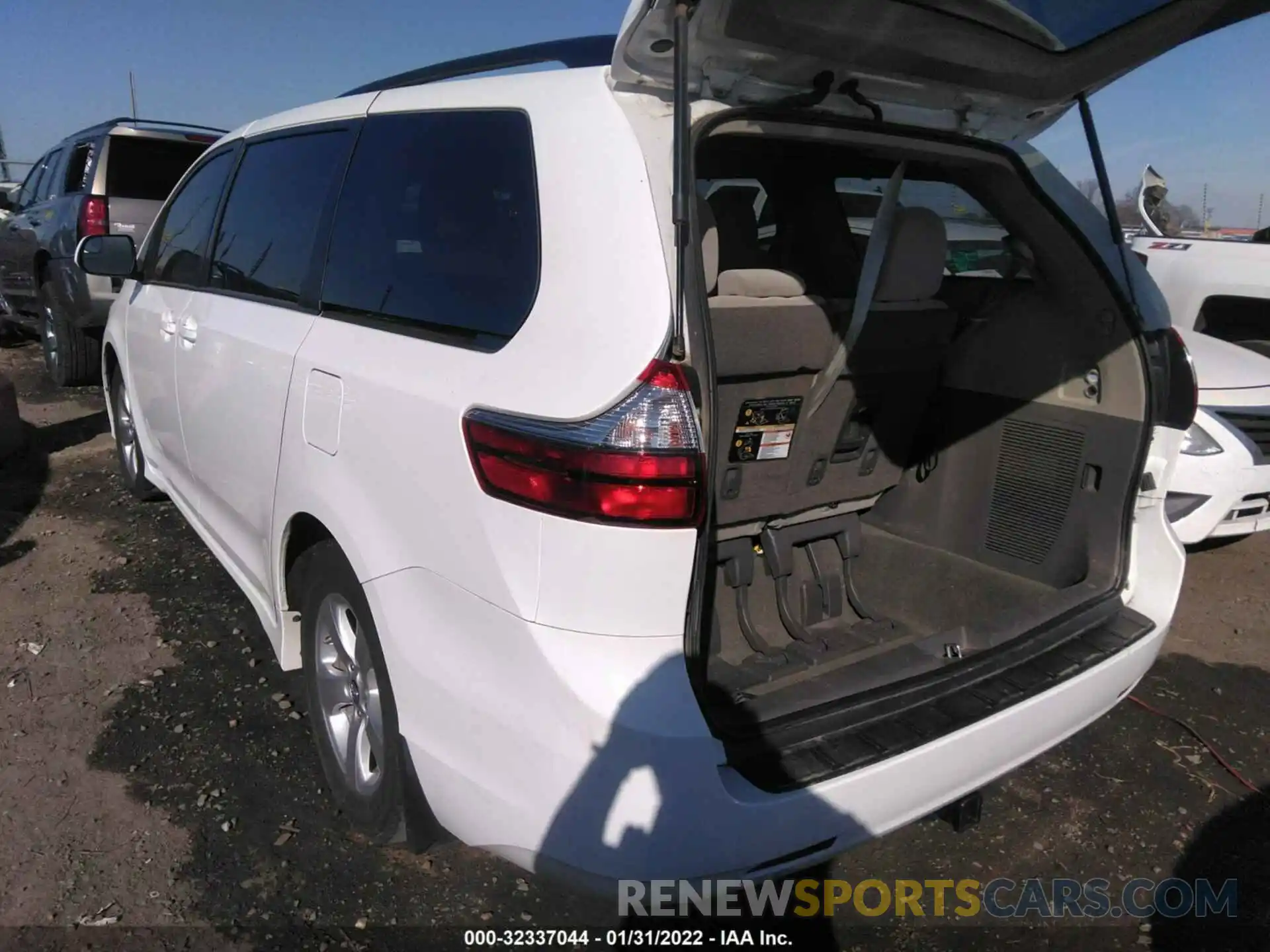 3 Photograph of a damaged car 5TDKZ3DC0LS053383 TOYOTA SIENNA 2020