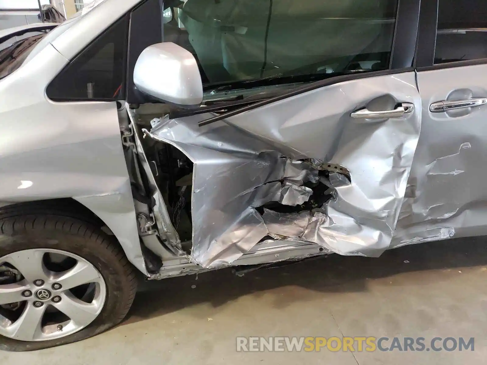 10 Photograph of a damaged car 5TDKZ3DC0LS075593 TOYOTA SIENNA 2020