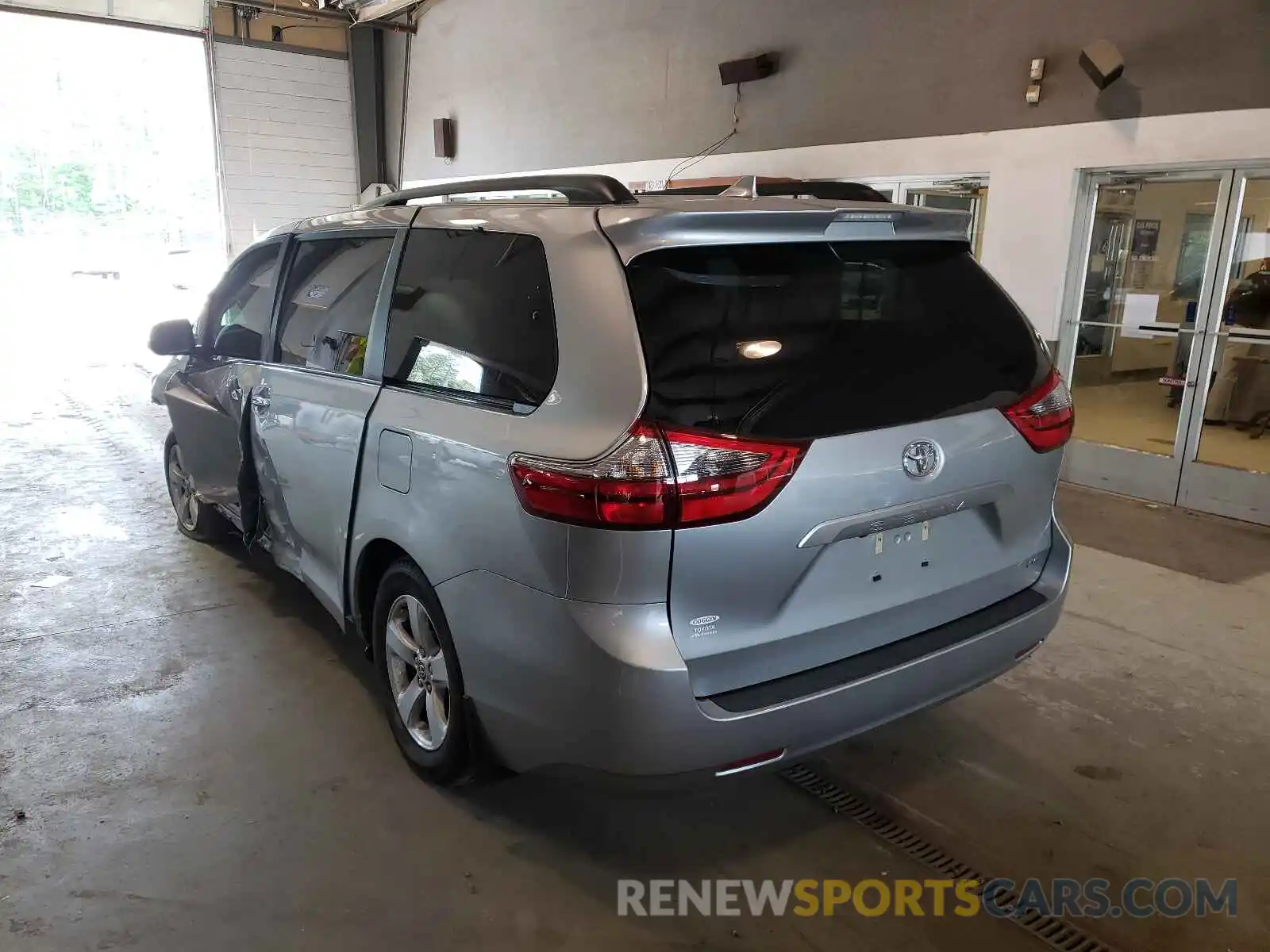 3 Photograph of a damaged car 5TDKZ3DC0LS075593 TOYOTA SIENNA 2020