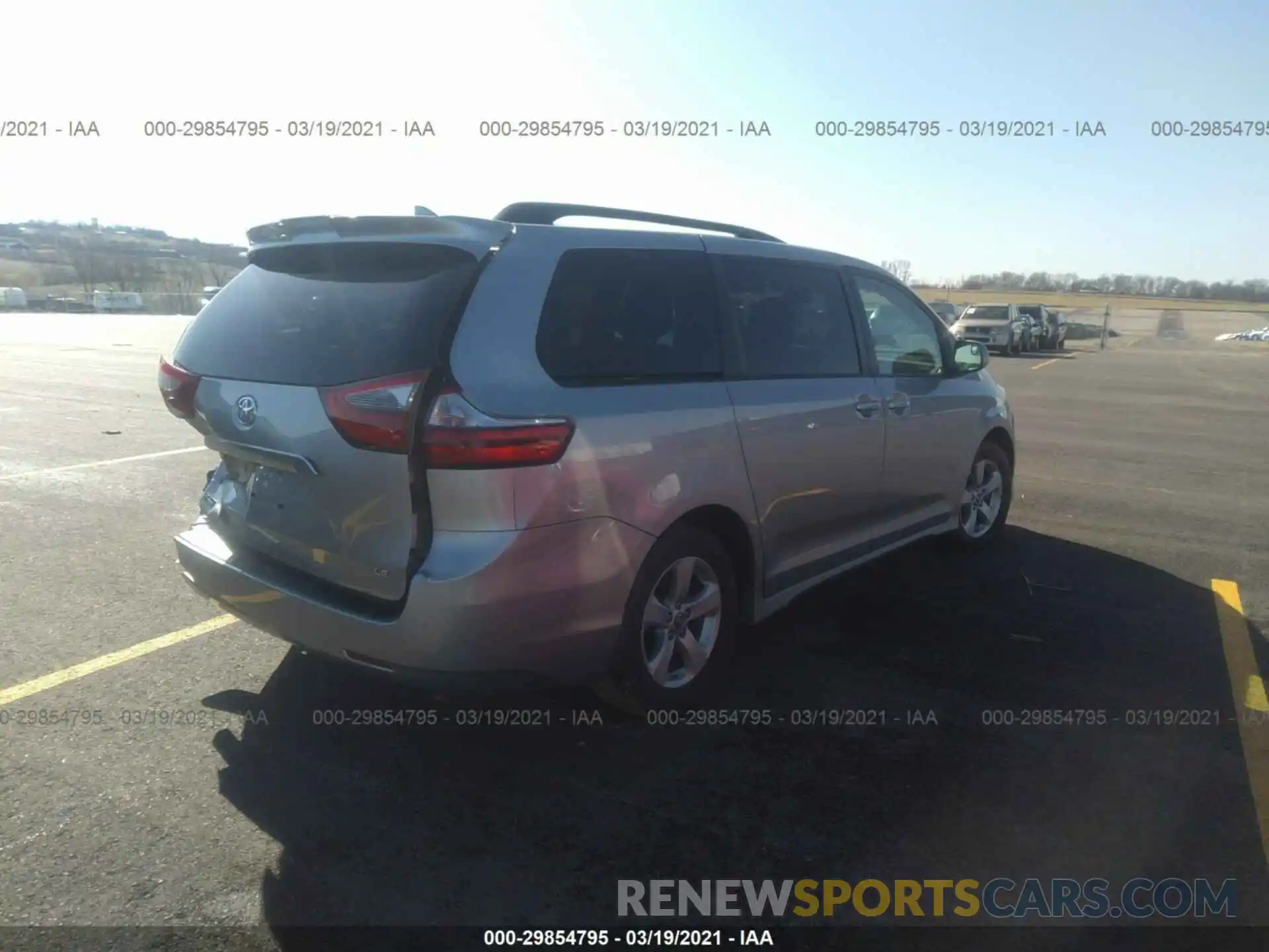 4 Photograph of a damaged car 5TDKZ3DC1LS025513 TOYOTA SIENNA 2020