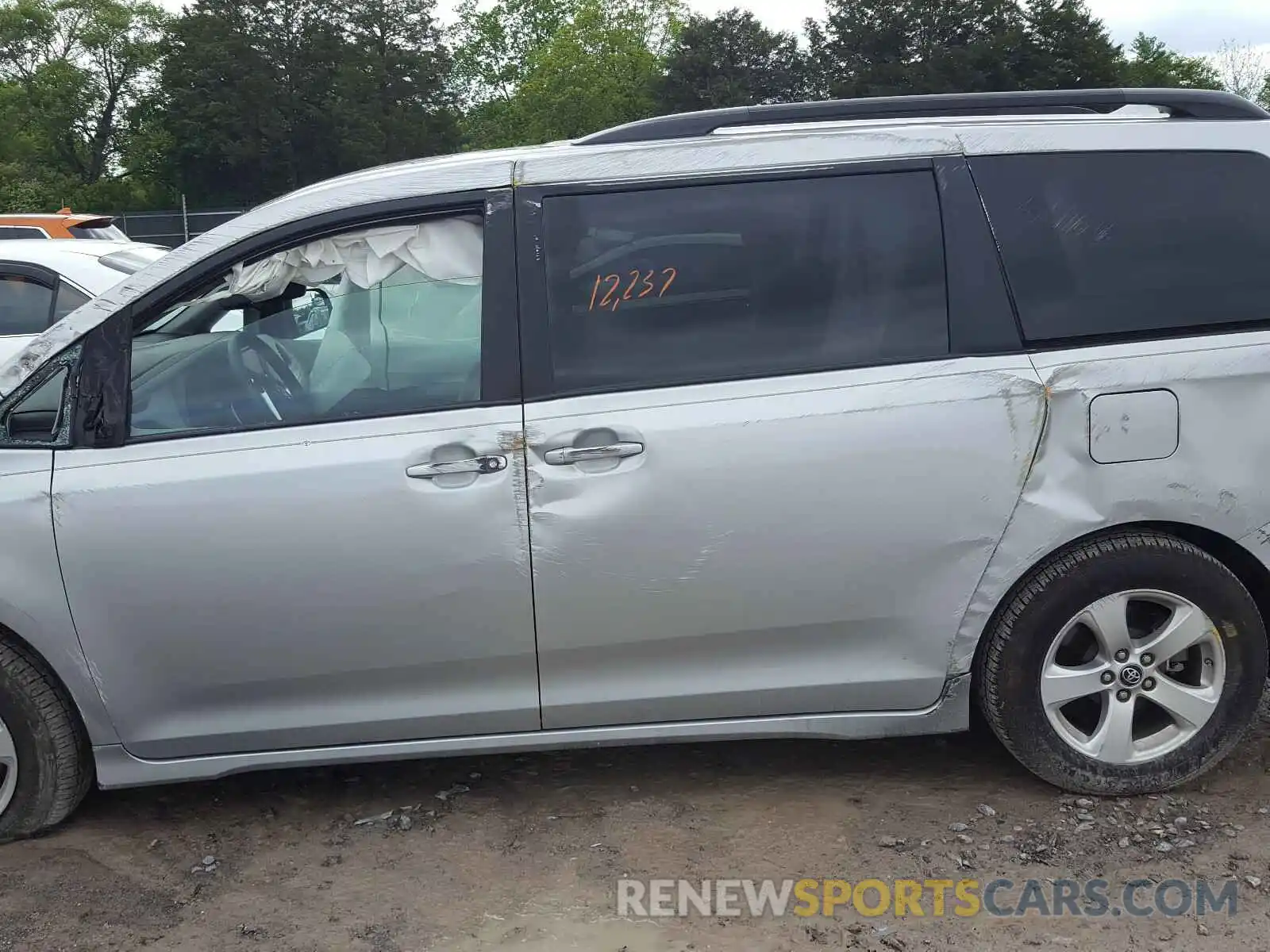 9 Photograph of a damaged car 5TDKZ3DC1LS025978 TOYOTA SIENNA 2020