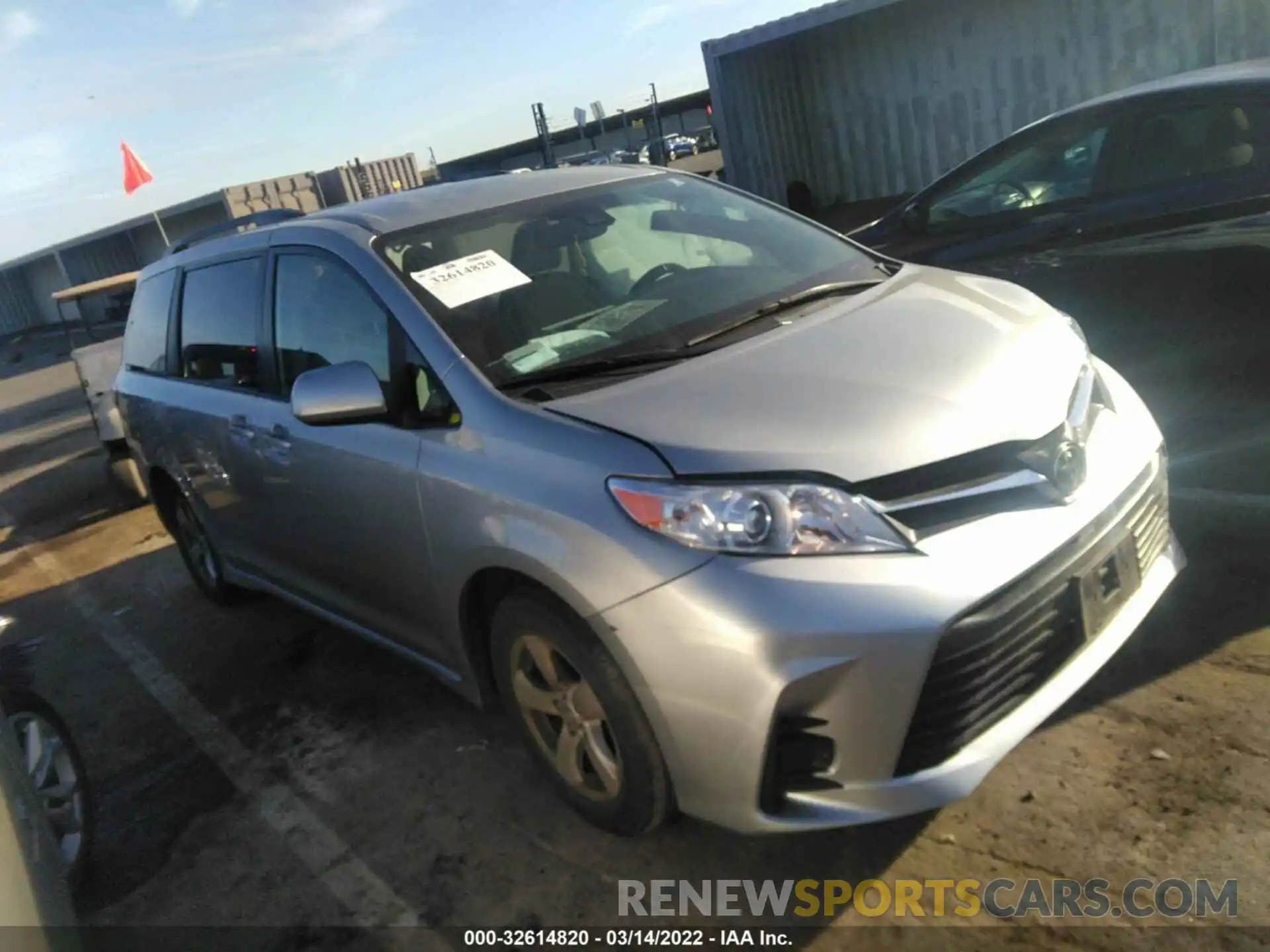 1 Фотография поврежденного автомобиля 5TDKZ3DC1LS053490 TOYOTA SIENNA 2020