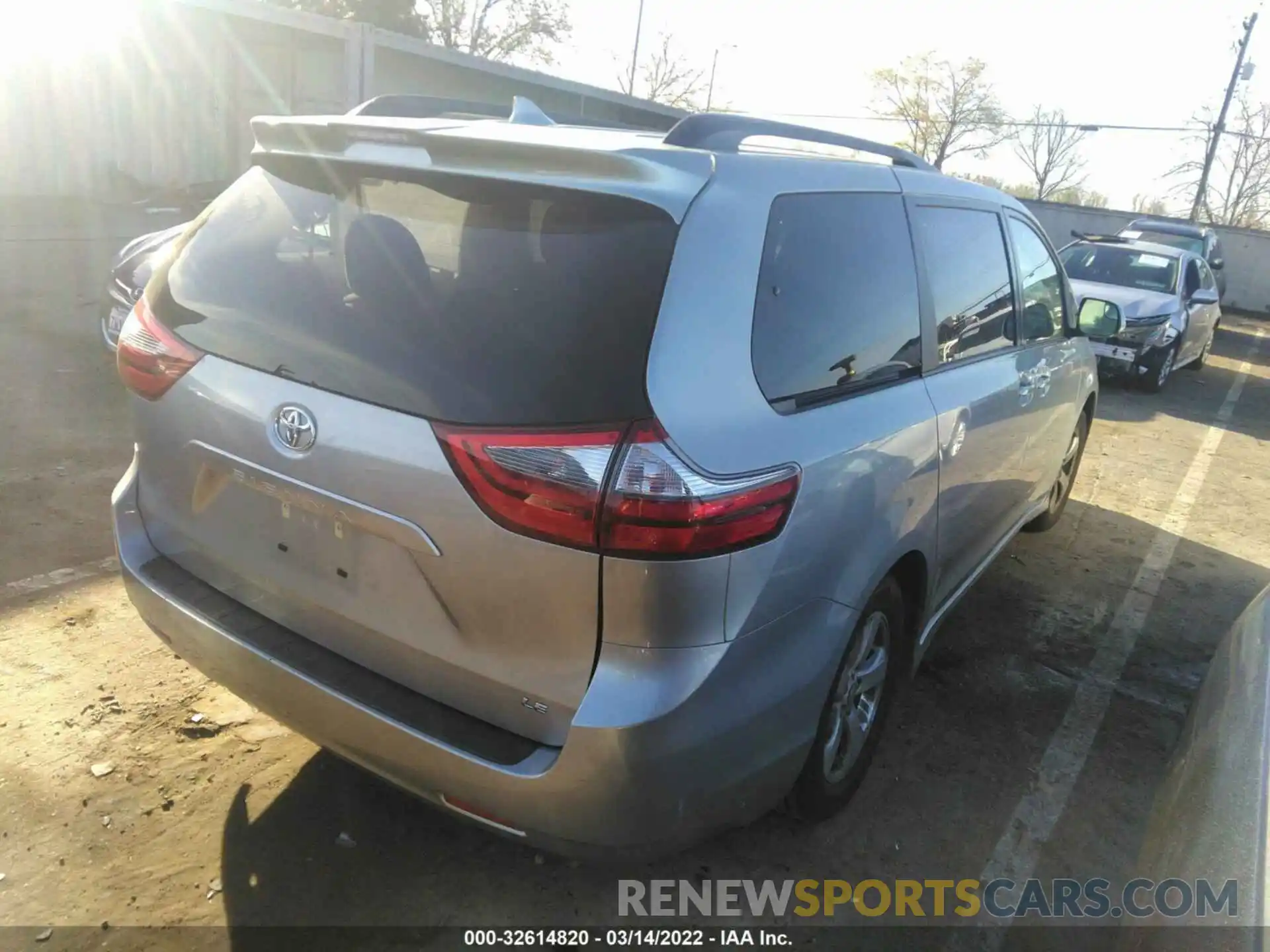 4 Photograph of a damaged car 5TDKZ3DC1LS053490 TOYOTA SIENNA 2020