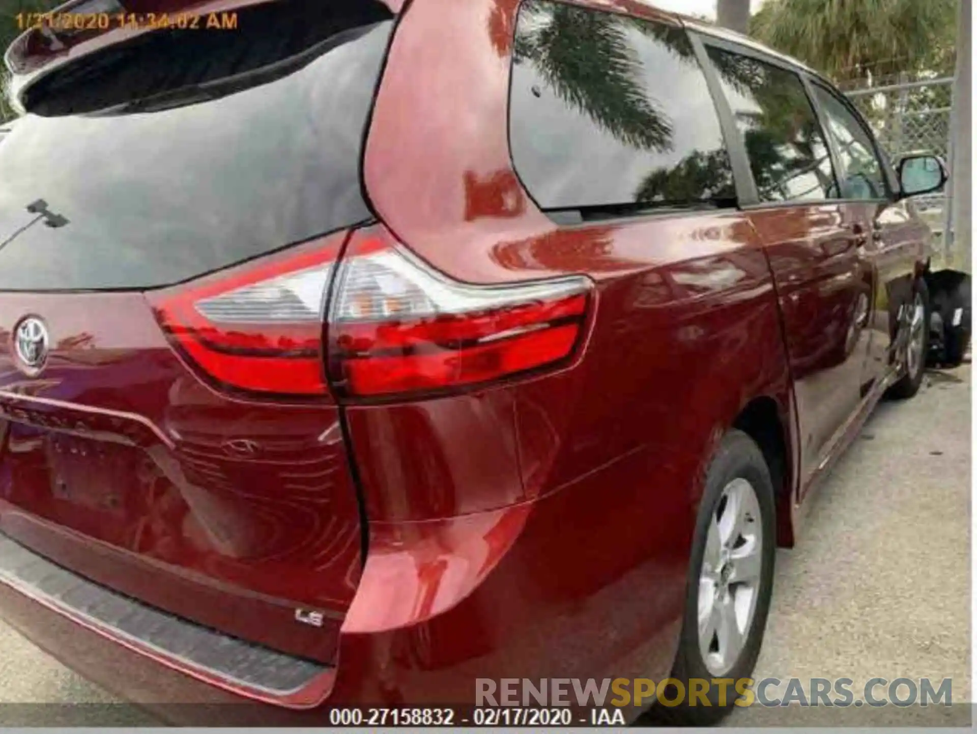 4 Photograph of a damaged car 5TDKZ3DC1LS060388 TOYOTA SIENNA 2020