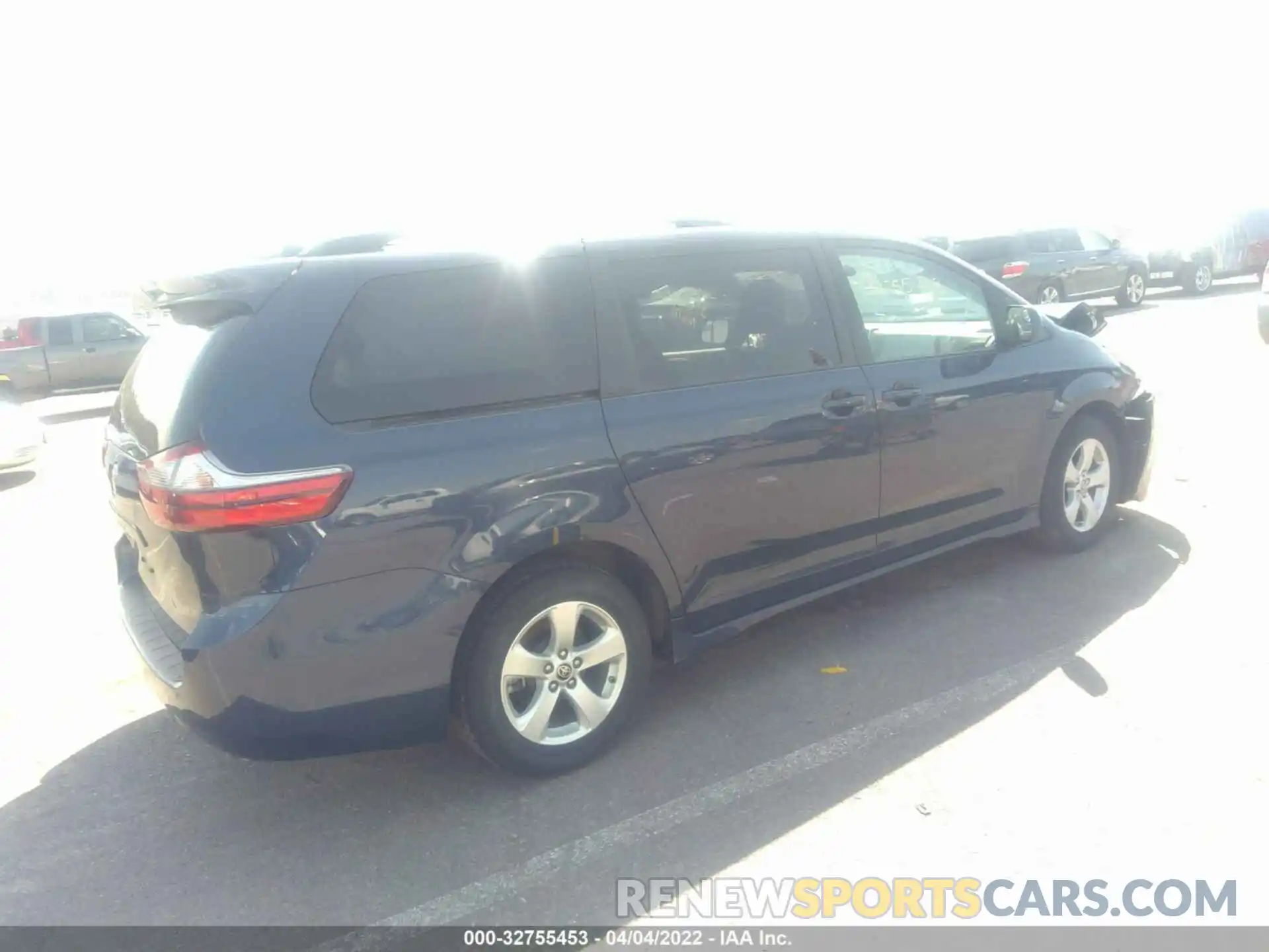 4 Photograph of a damaged car 5TDKZ3DC1LS075652 TOYOTA SIENNA 2020