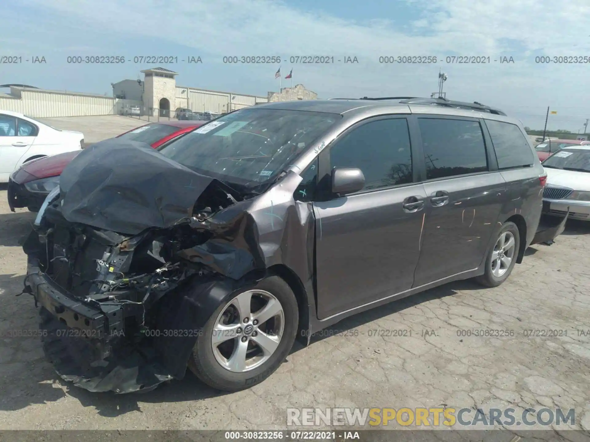 2 Photograph of a damaged car 5TDKZ3DC2LS022829 TOYOTA SIENNA 2020