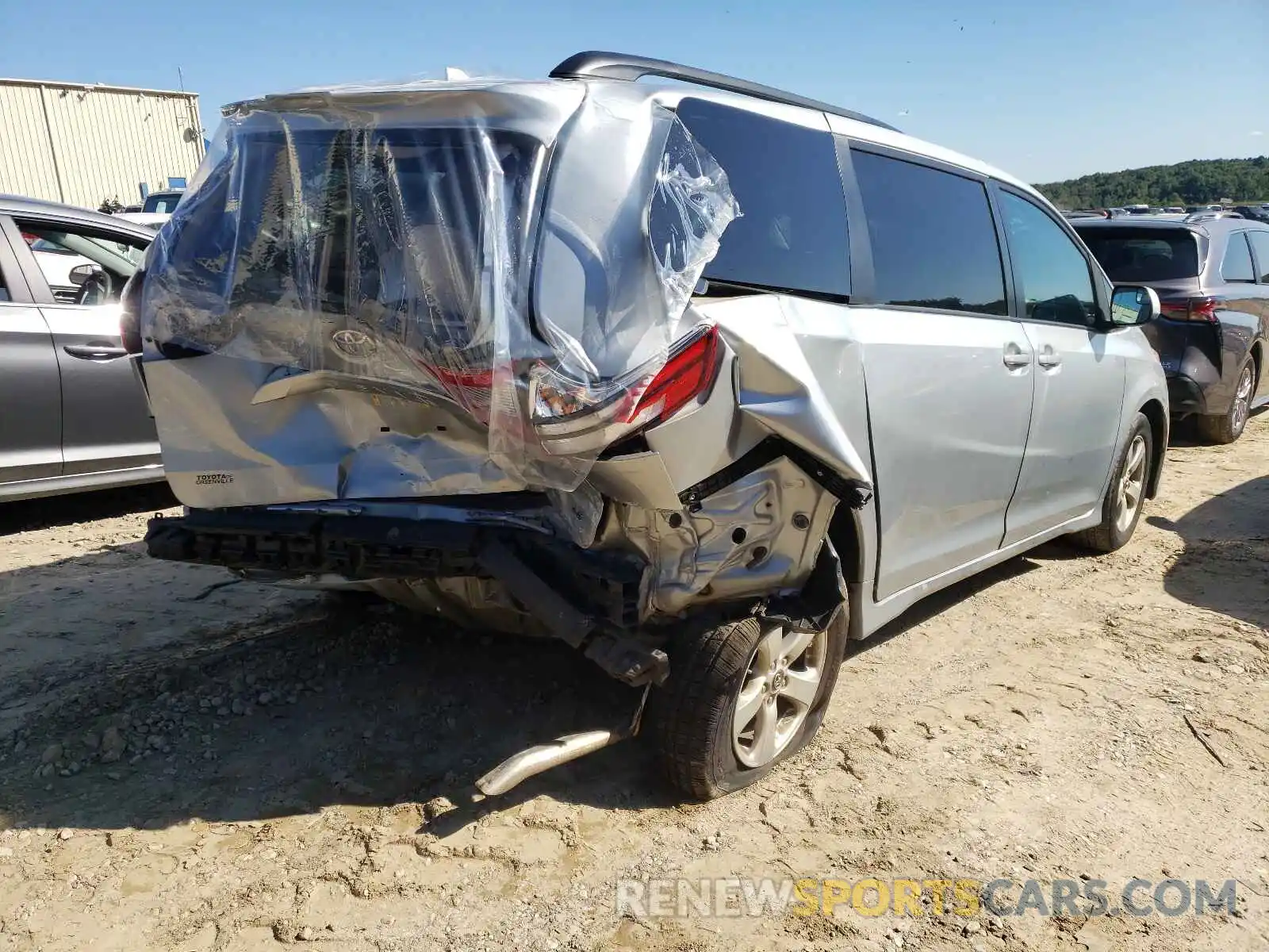 4 Photograph of a damaged car 5TDKZ3DC2LS033121 TOYOTA SIENNA 2020