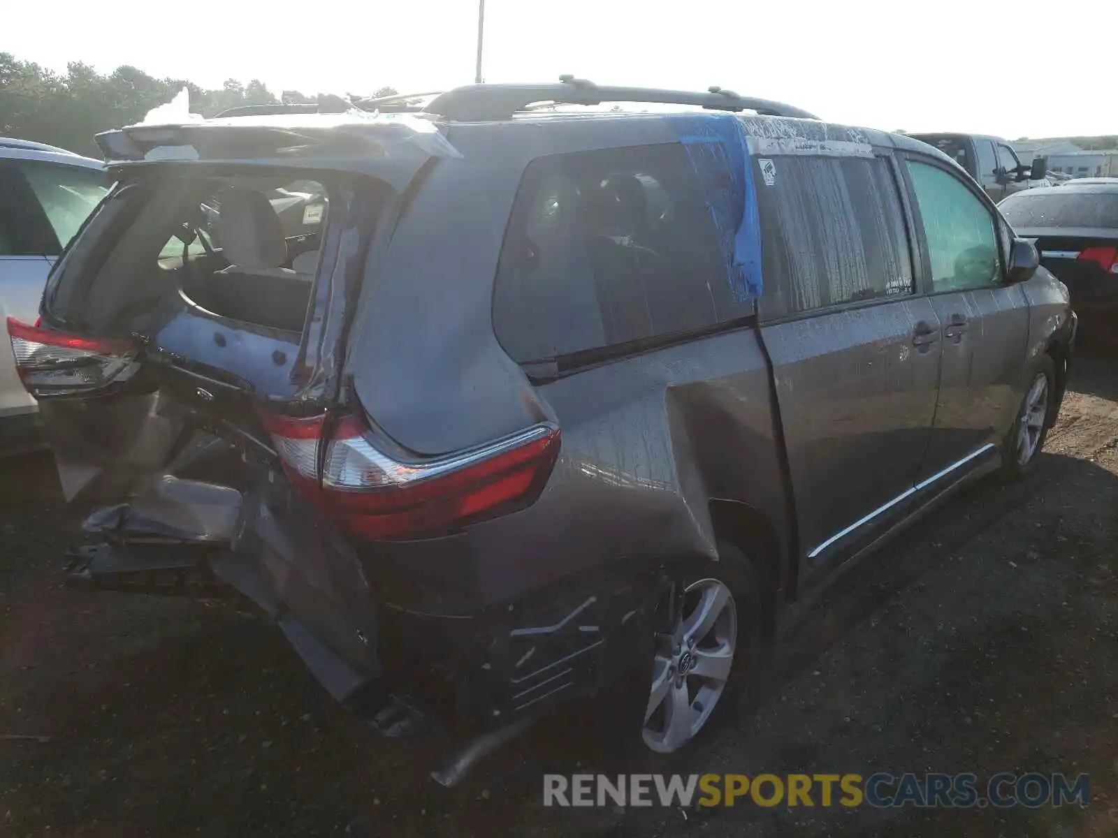 4 Photograph of a damaged car 5TDKZ3DC3LS024007 TOYOTA SIENNA 2020