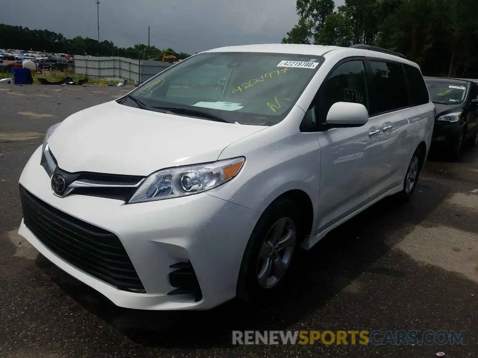 2 Photograph of a damaged car 5TDKZ3DC3LS031071 TOYOTA SIENNA 2020