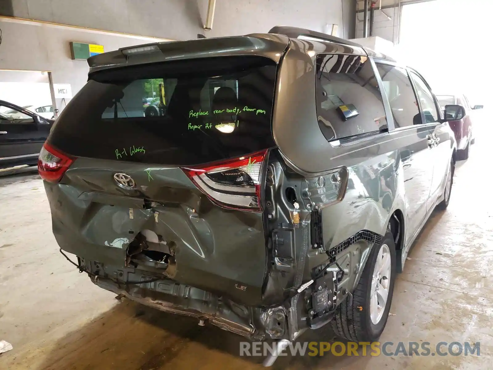 4 Photograph of a damaged car 5TDKZ3DC3LS031765 TOYOTA SIENNA 2020