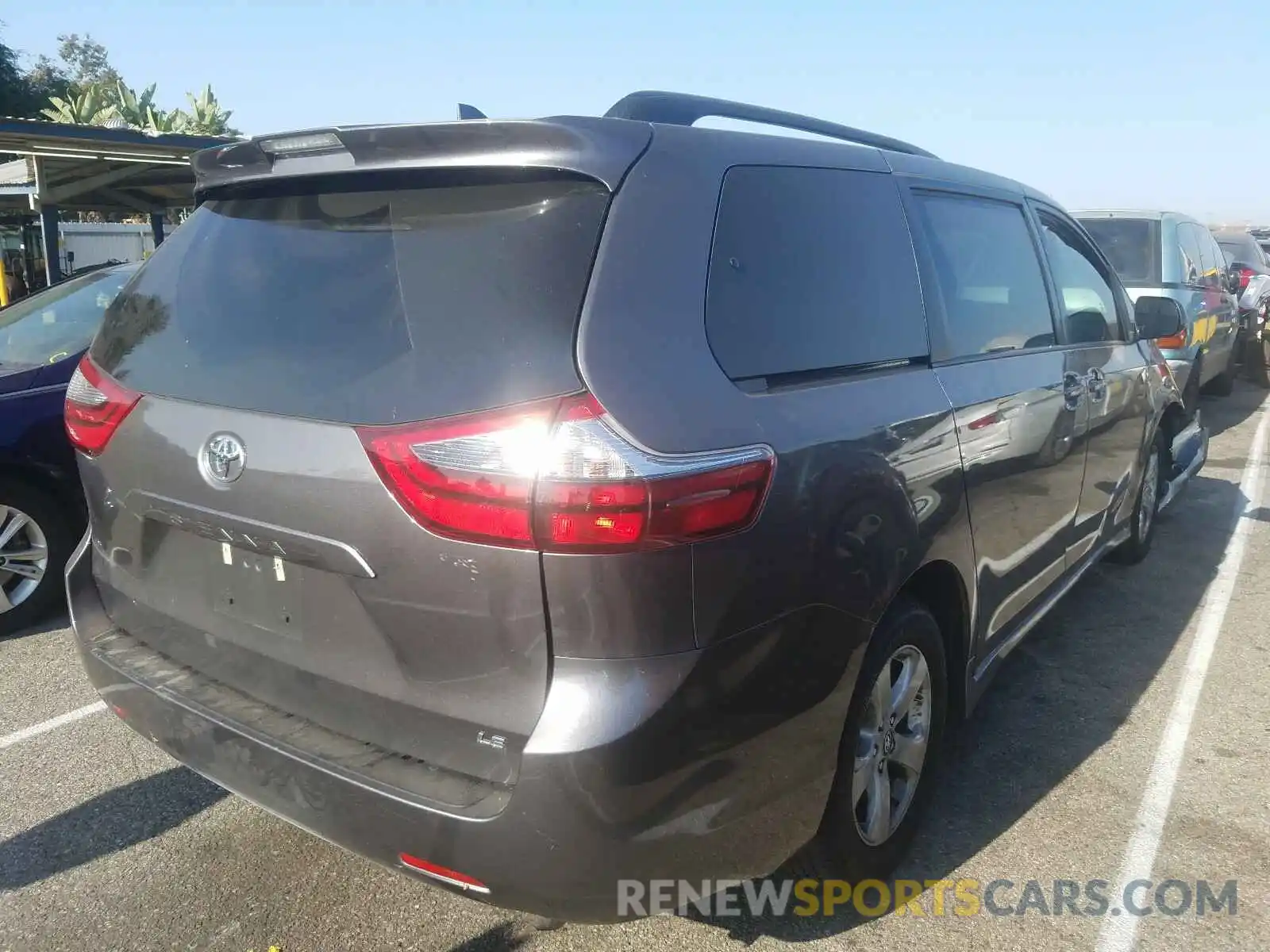 4 Photograph of a damaged car 5TDKZ3DC3LS043057 TOYOTA SIENNA 2020