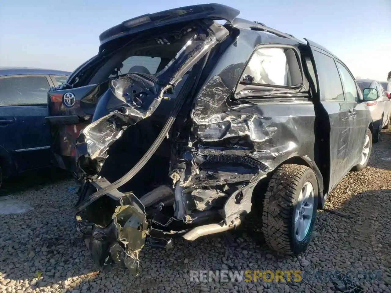 4 Photograph of a damaged car 5TDKZ3DC3LS047836 TOYOTA SIENNA 2020