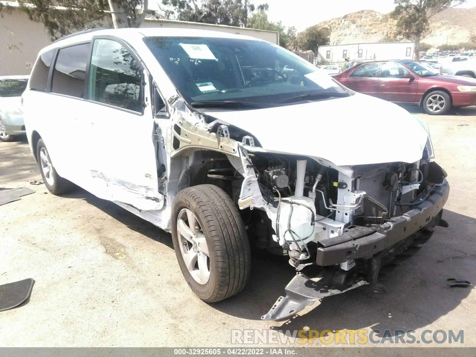 1 Photograph of a damaged car 5TDKZ3DC3LS076169 TOYOTA SIENNA 2020