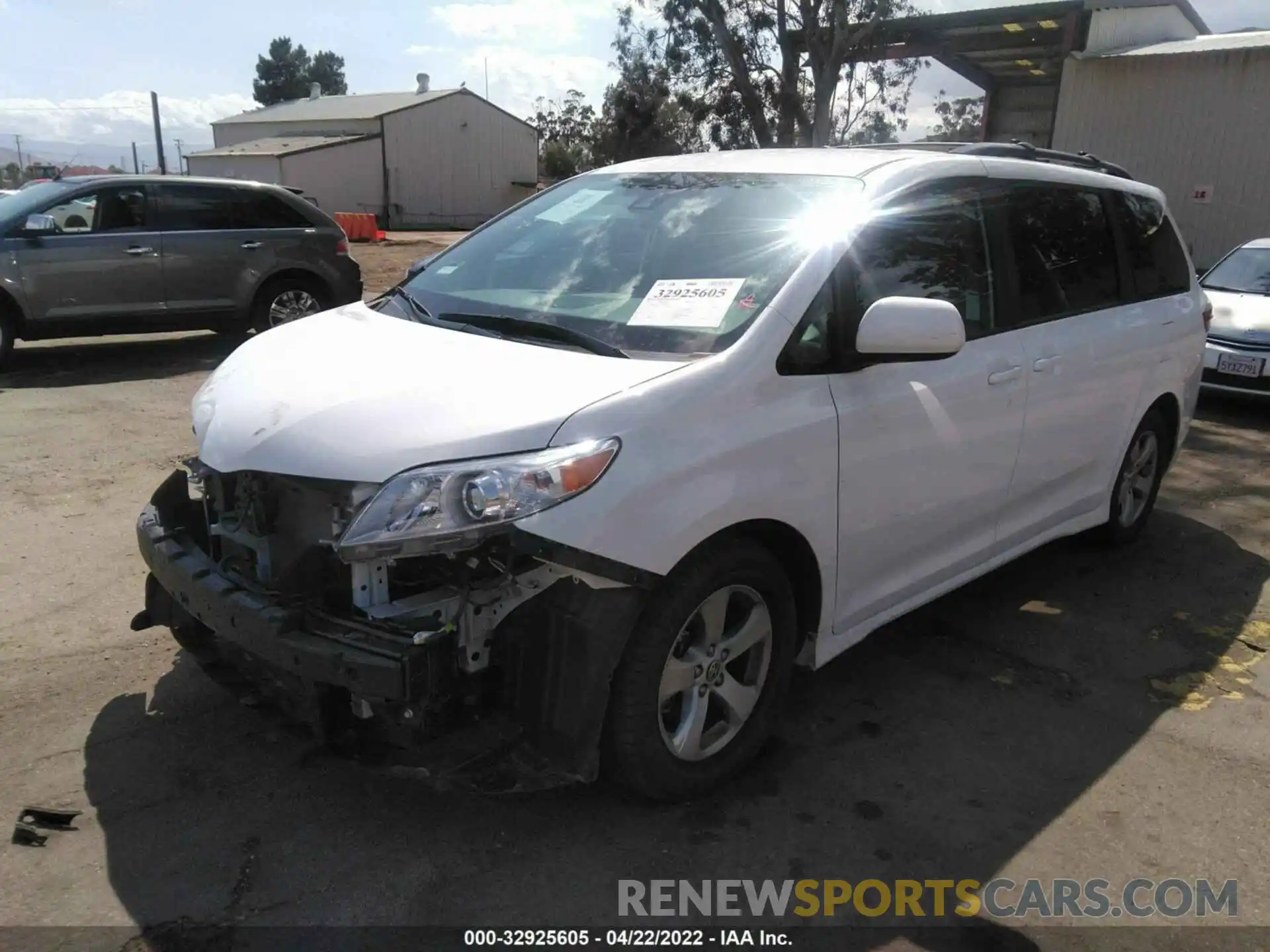 2 Photograph of a damaged car 5TDKZ3DC3LS076169 TOYOTA SIENNA 2020