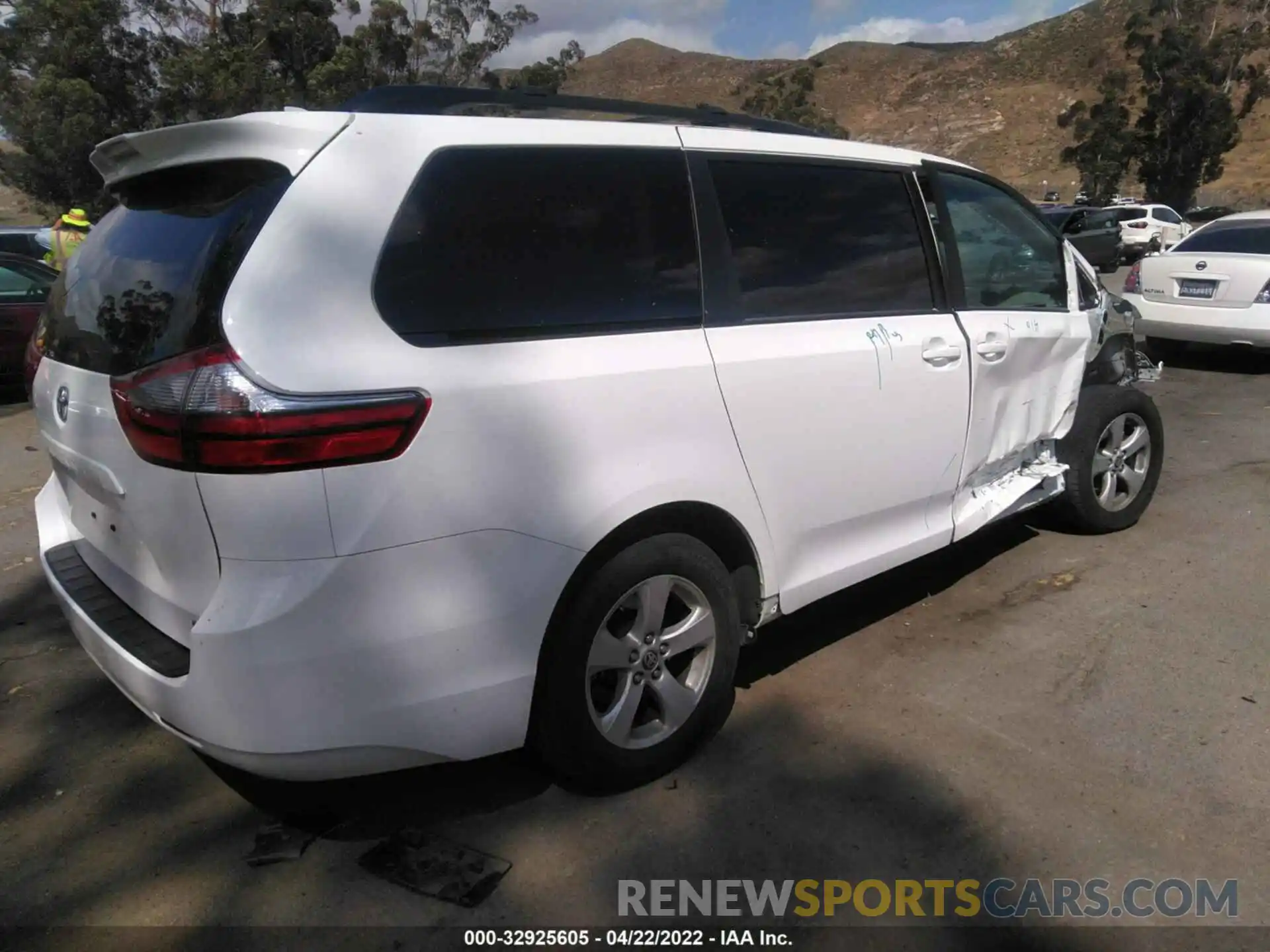 4 Фотография поврежденного автомобиля 5TDKZ3DC3LS076169 TOYOTA SIENNA 2020