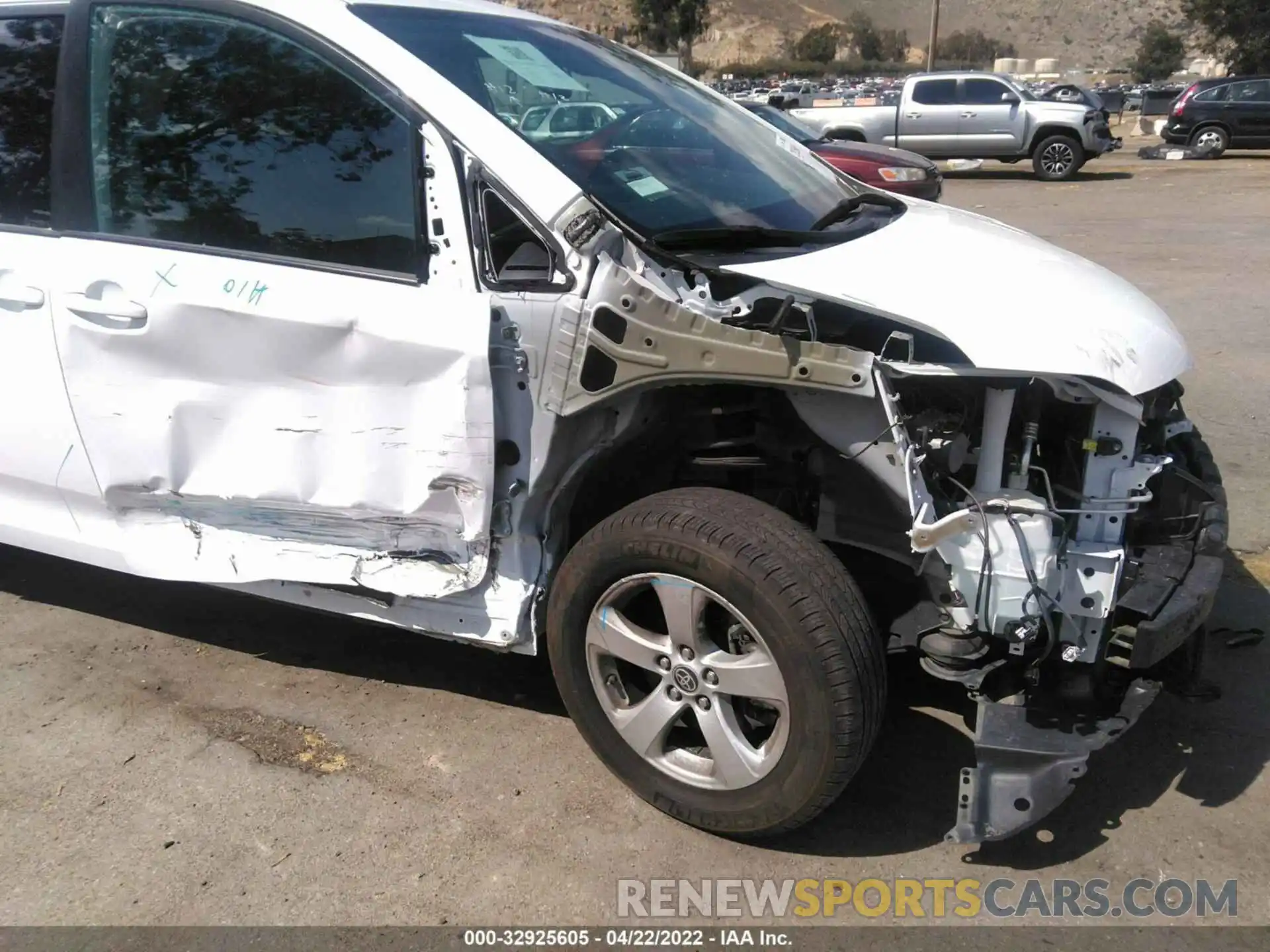 6 Photograph of a damaged car 5TDKZ3DC3LS076169 TOYOTA SIENNA 2020