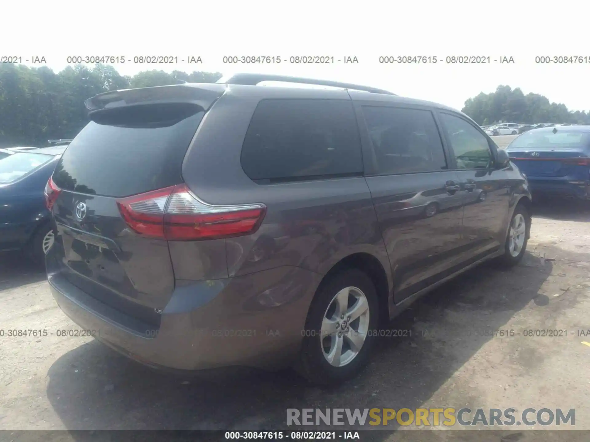 4 Photograph of a damaged car 5TDKZ3DC3LS076639 TOYOTA SIENNA 2020