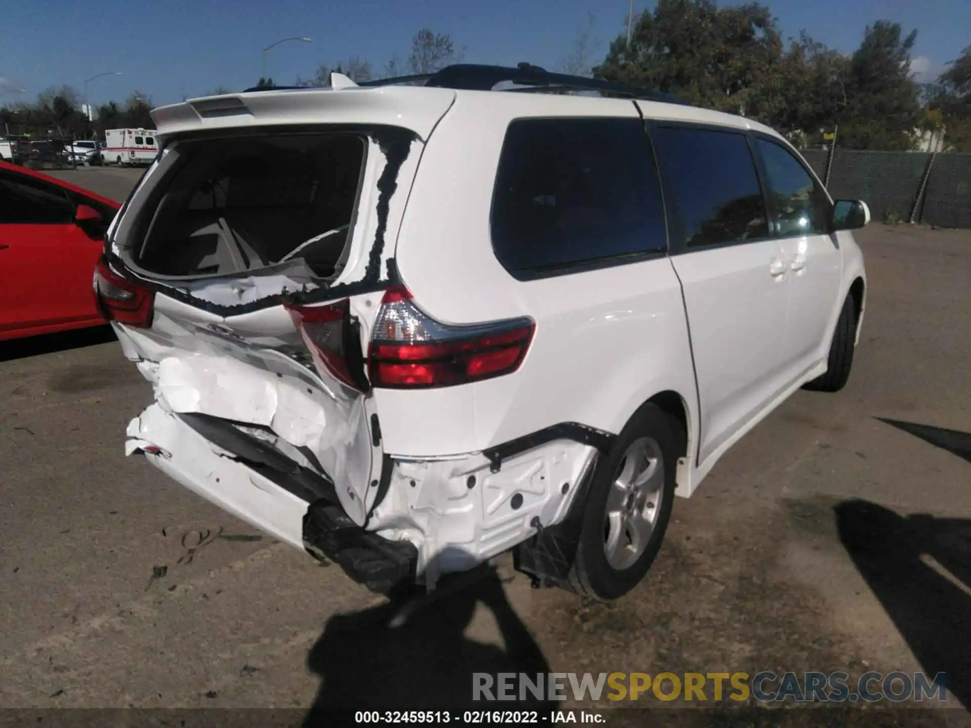 4 Photograph of a damaged car 5TDKZ3DC3LS081839 TOYOTA SIENNA 2020