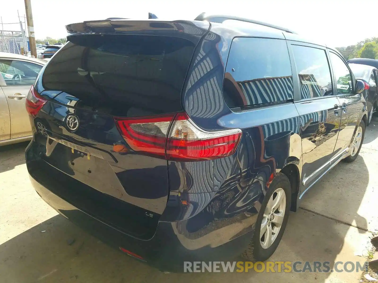 4 Photograph of a damaged car 5TDKZ3DC4LS030396 TOYOTA SIENNA 2020