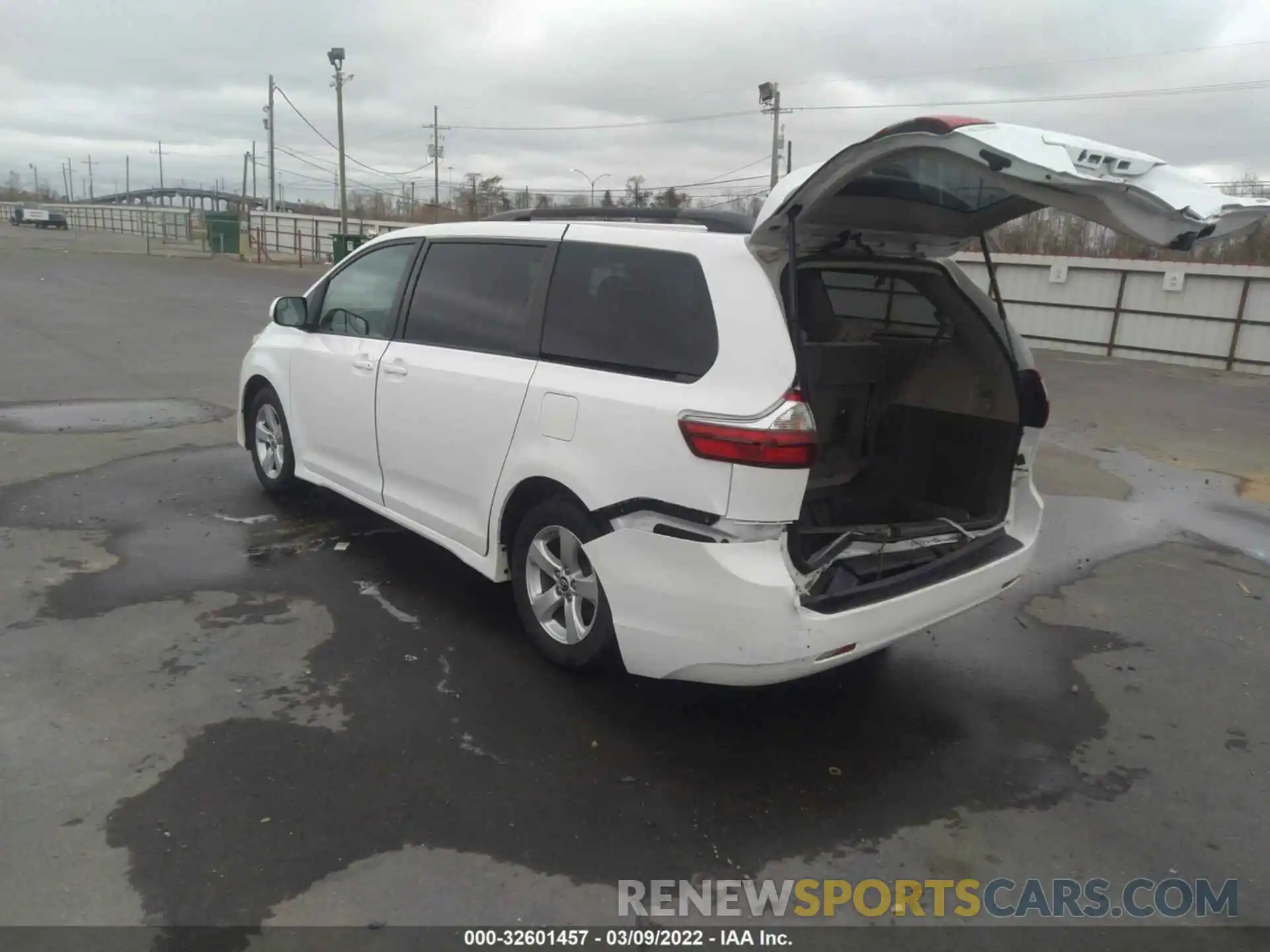 3 Photograph of a damaged car 5TDKZ3DC4LS053158 TOYOTA SIENNA 2020