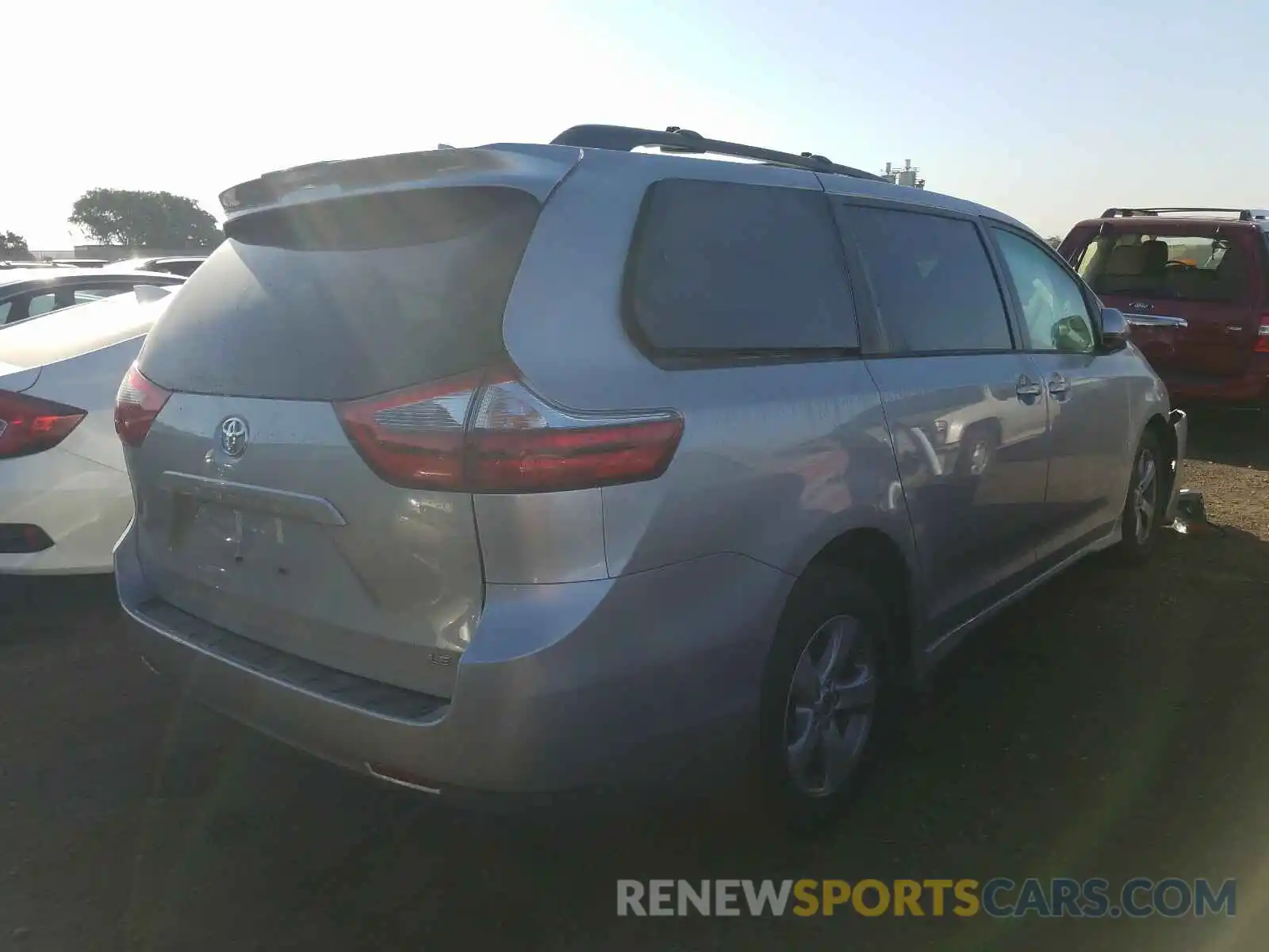 4 Photograph of a damaged car 5TDKZ3DC4LS075192 TOYOTA SIENNA 2020