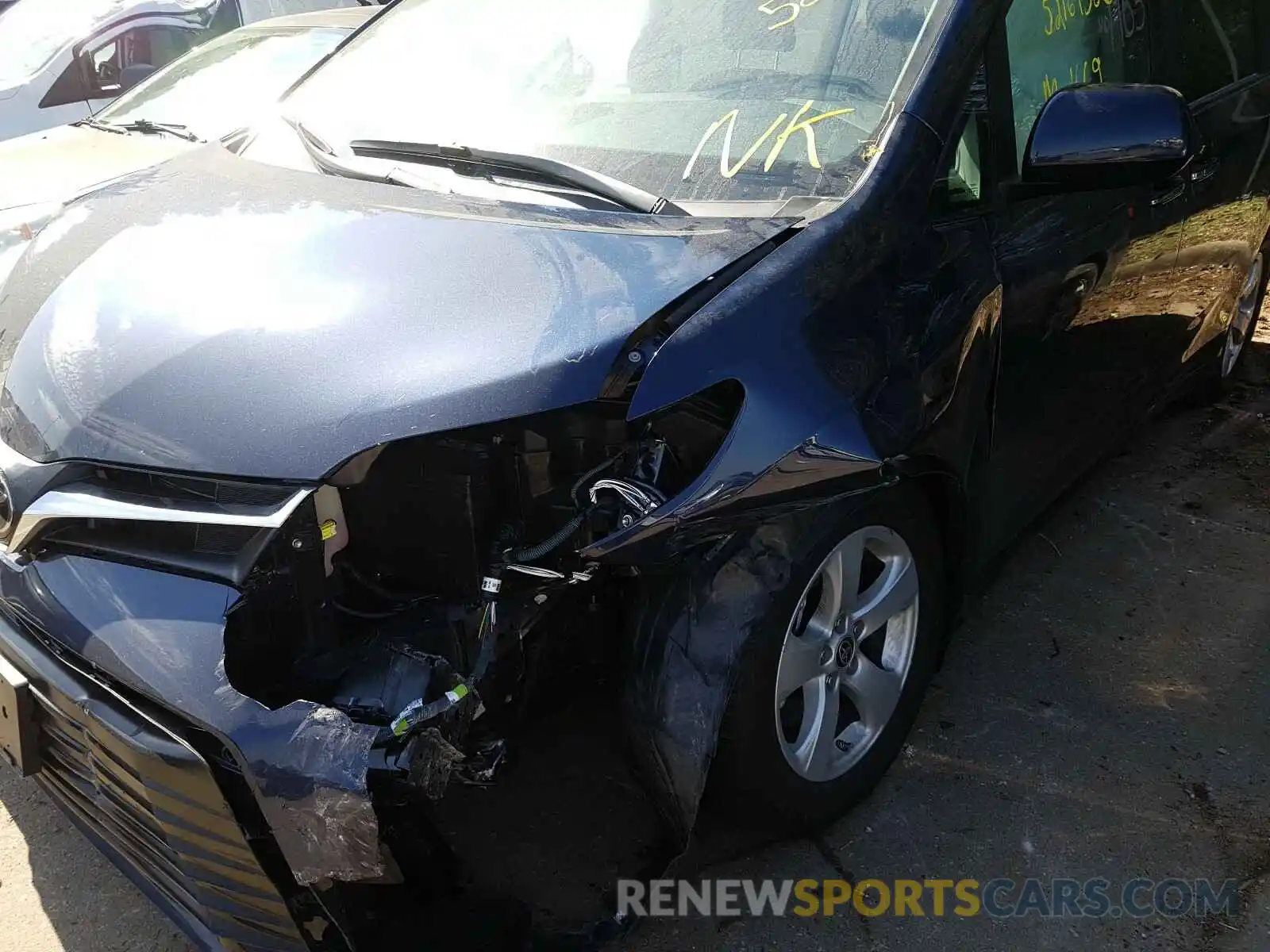 9 Photograph of a damaged car 5TDKZ3DC4LS075483 TOYOTA SIENNA 2020