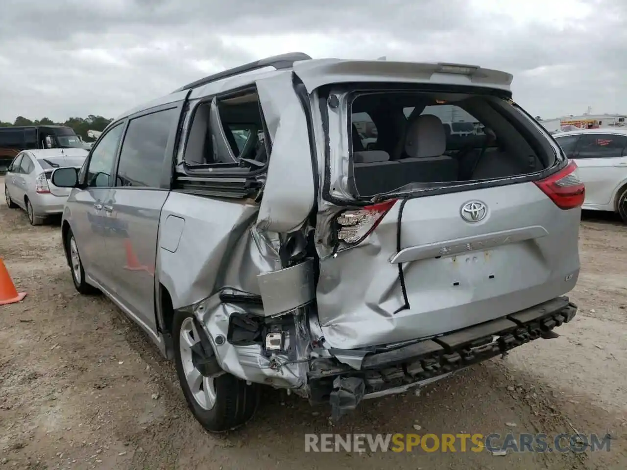 3 Photograph of a damaged car 5TDKZ3DC5LS024591 TOYOTA SIENNA 2020