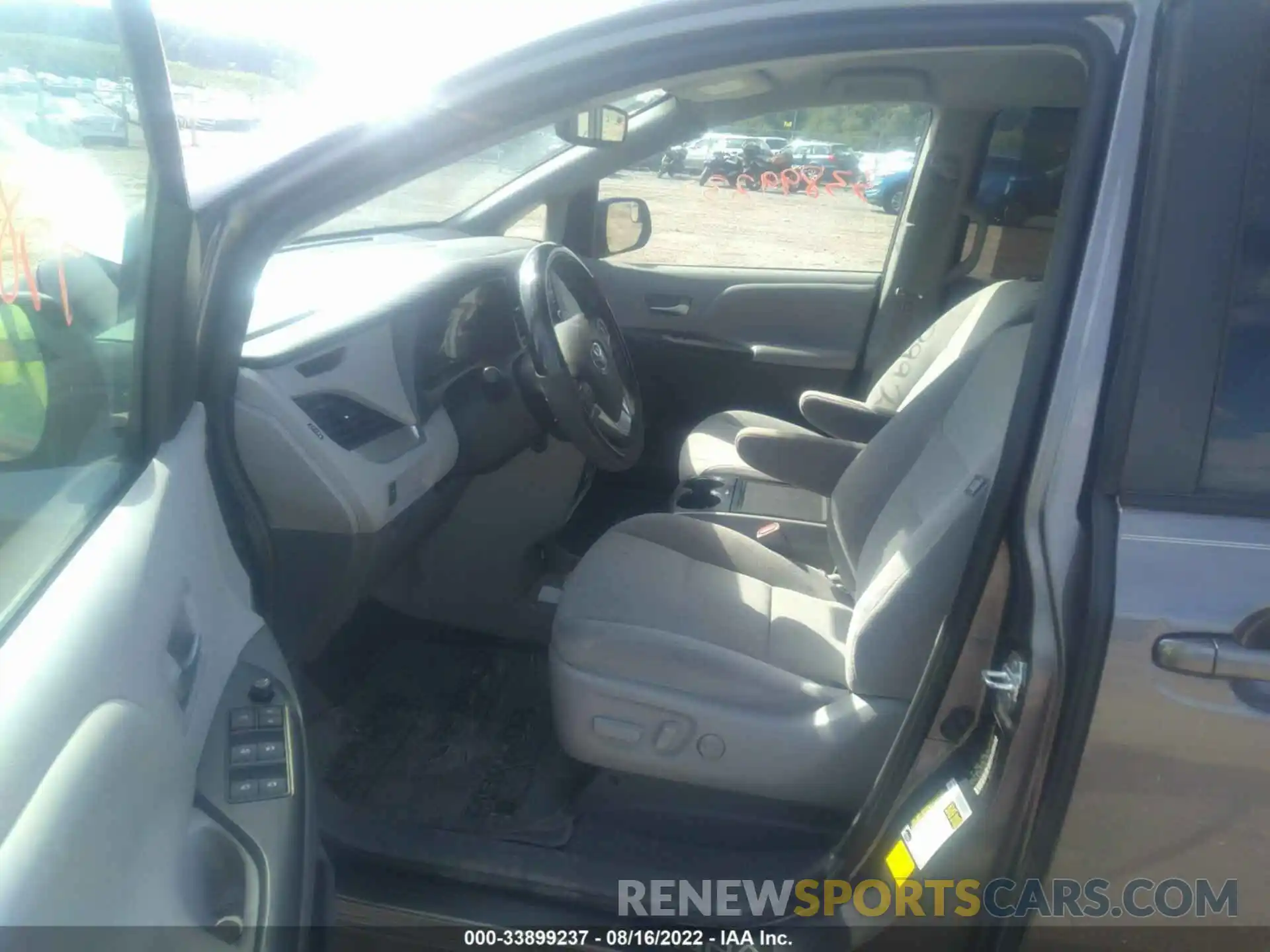 5 Photograph of a damaged car 5TDKZ3DC5LS035106 TOYOTA SIENNA 2020