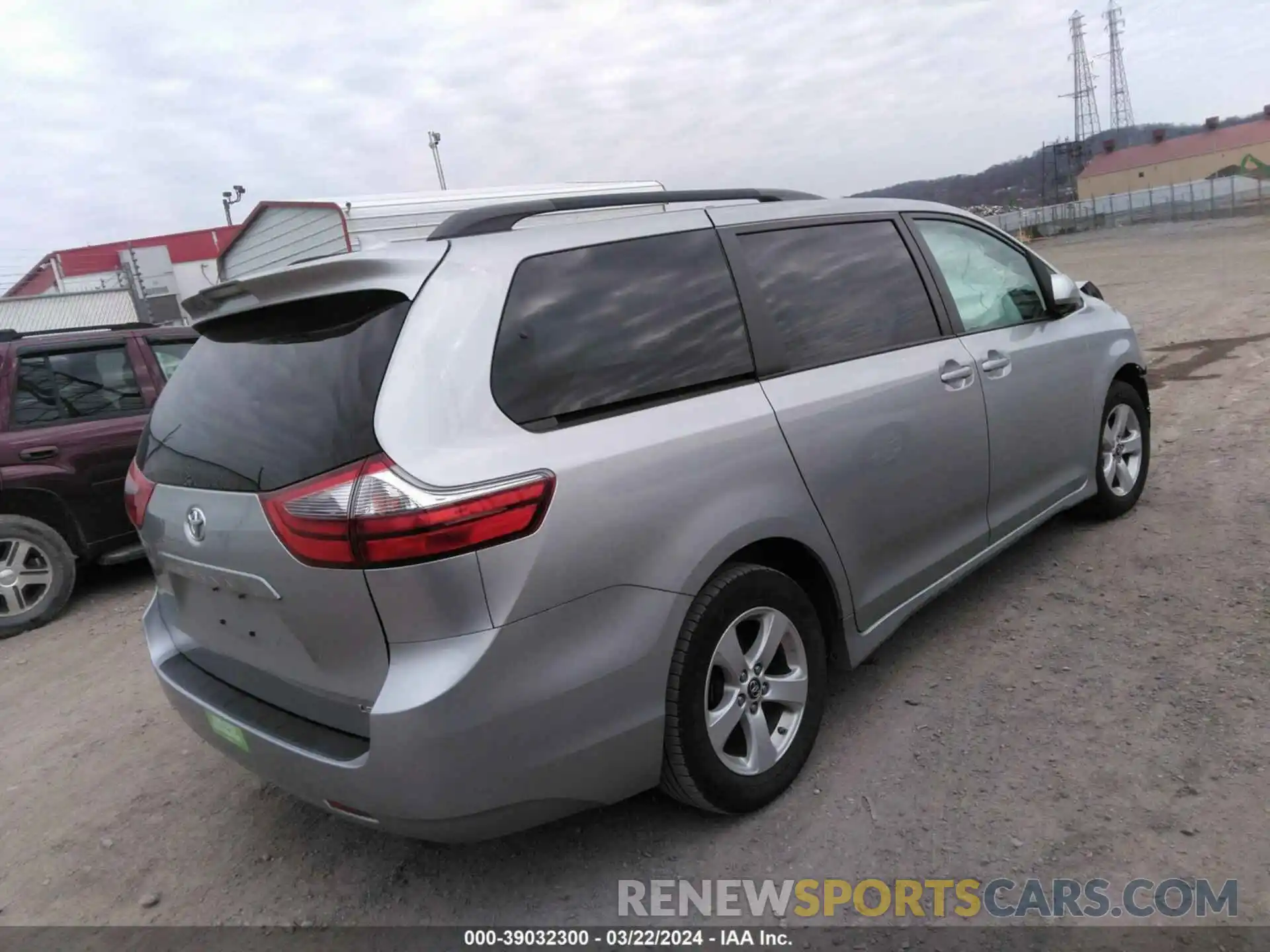 4 Photograph of a damaged car 5TDKZ3DC5LS035462 TOYOTA SIENNA 2020