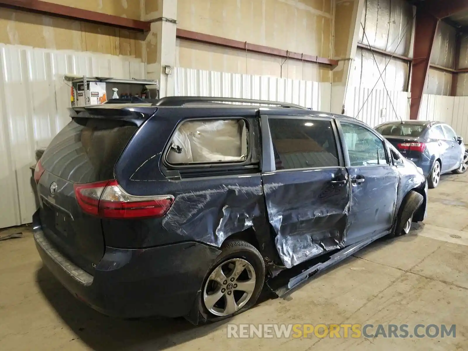 4 Photograph of a damaged car 5TDKZ3DC5LS042704 TOYOTA SIENNA 2020