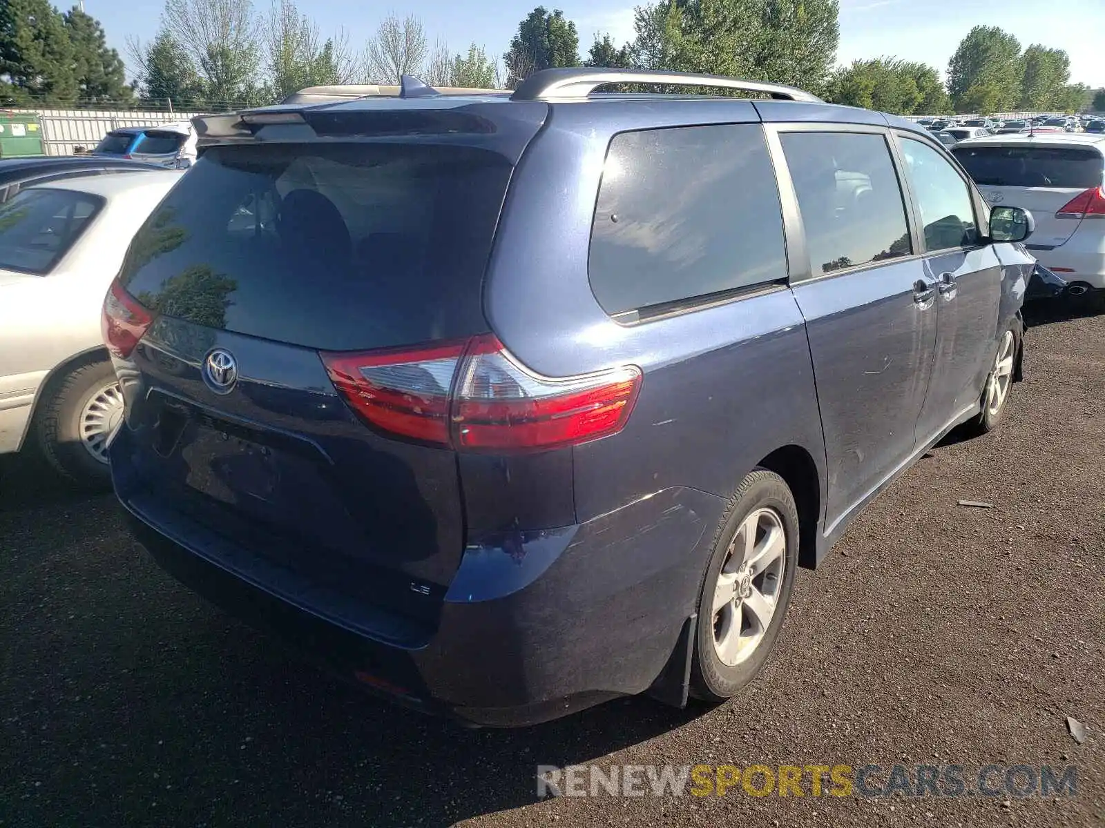 4 Photograph of a damaged car 5TDKZ3DC6LS057602 TOYOTA SIENNA 2020