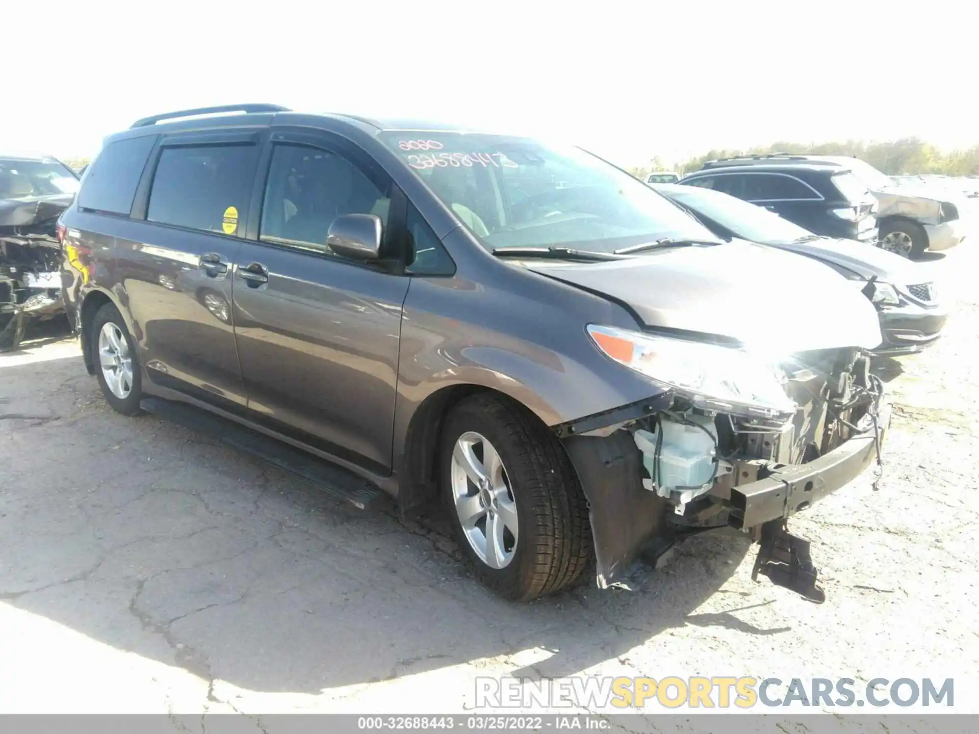 1 Photograph of a damaged car 5TDKZ3DC6LS058717 TOYOTA SIENNA 2020