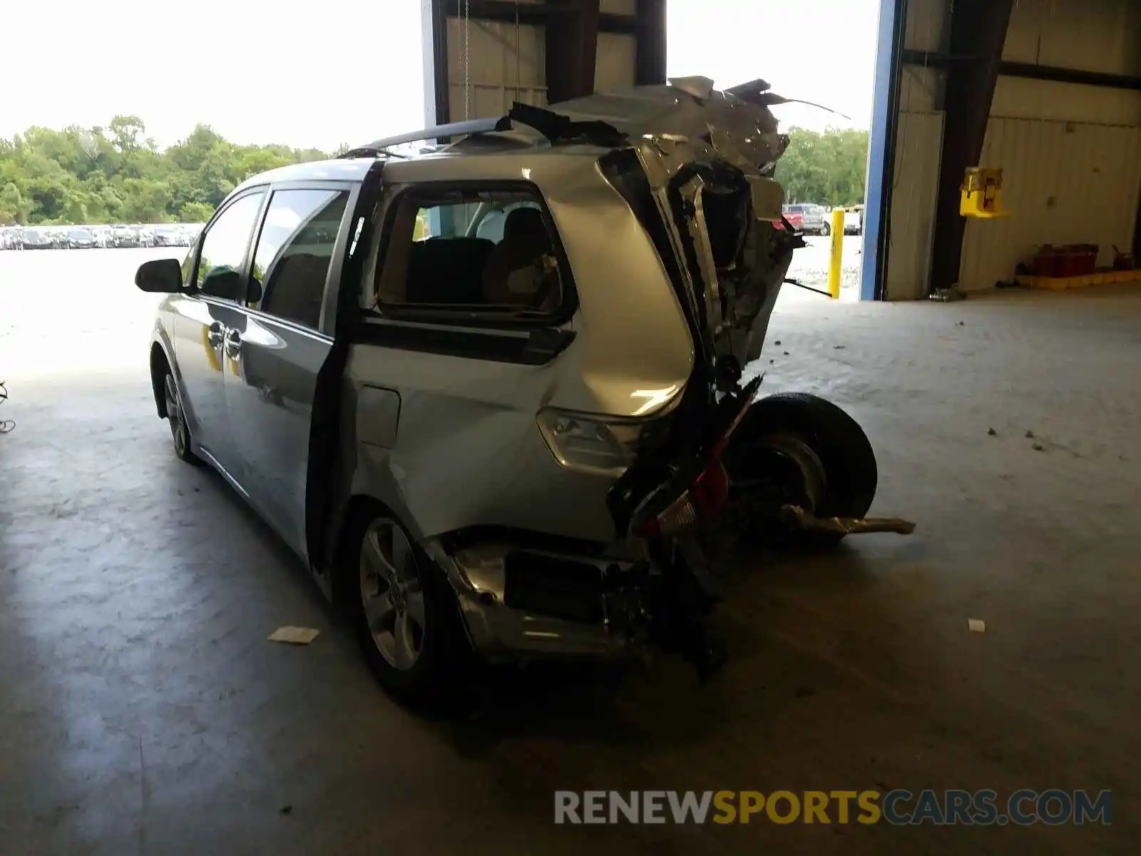 3 Photograph of a damaged car 5TDKZ3DC6LS061665 TOYOTA SIENNA 2020