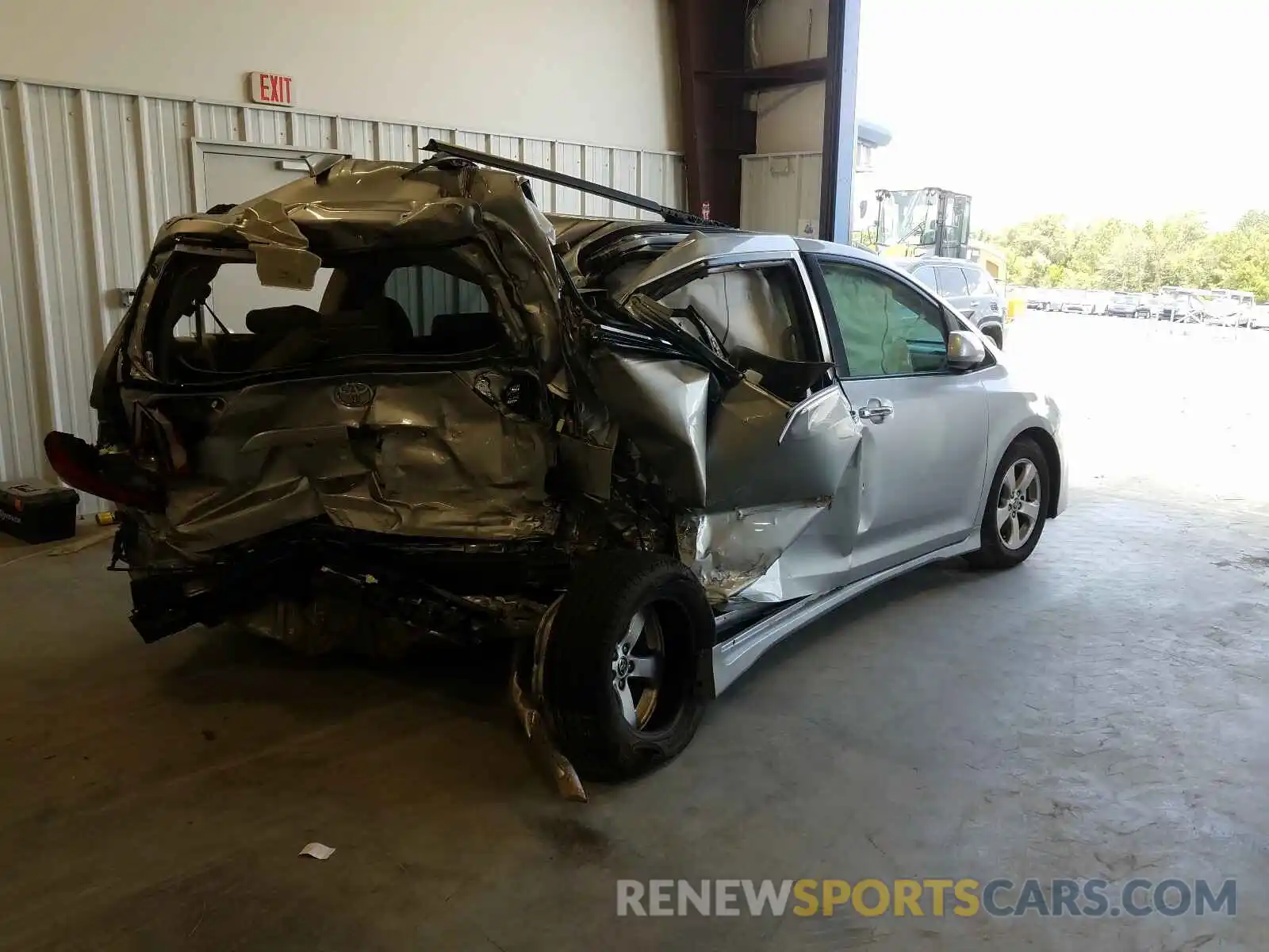 4 Photograph of a damaged car 5TDKZ3DC6LS061665 TOYOTA SIENNA 2020