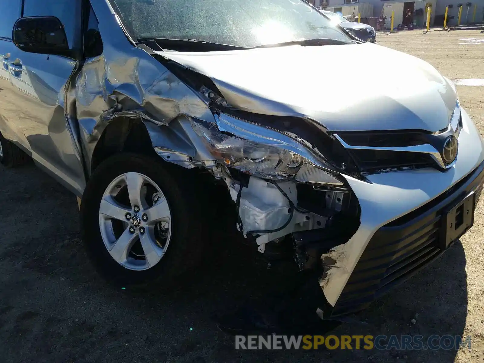 9 Photograph of a damaged car 5TDKZ3DC6LS066042 TOYOTA SIENNA 2020