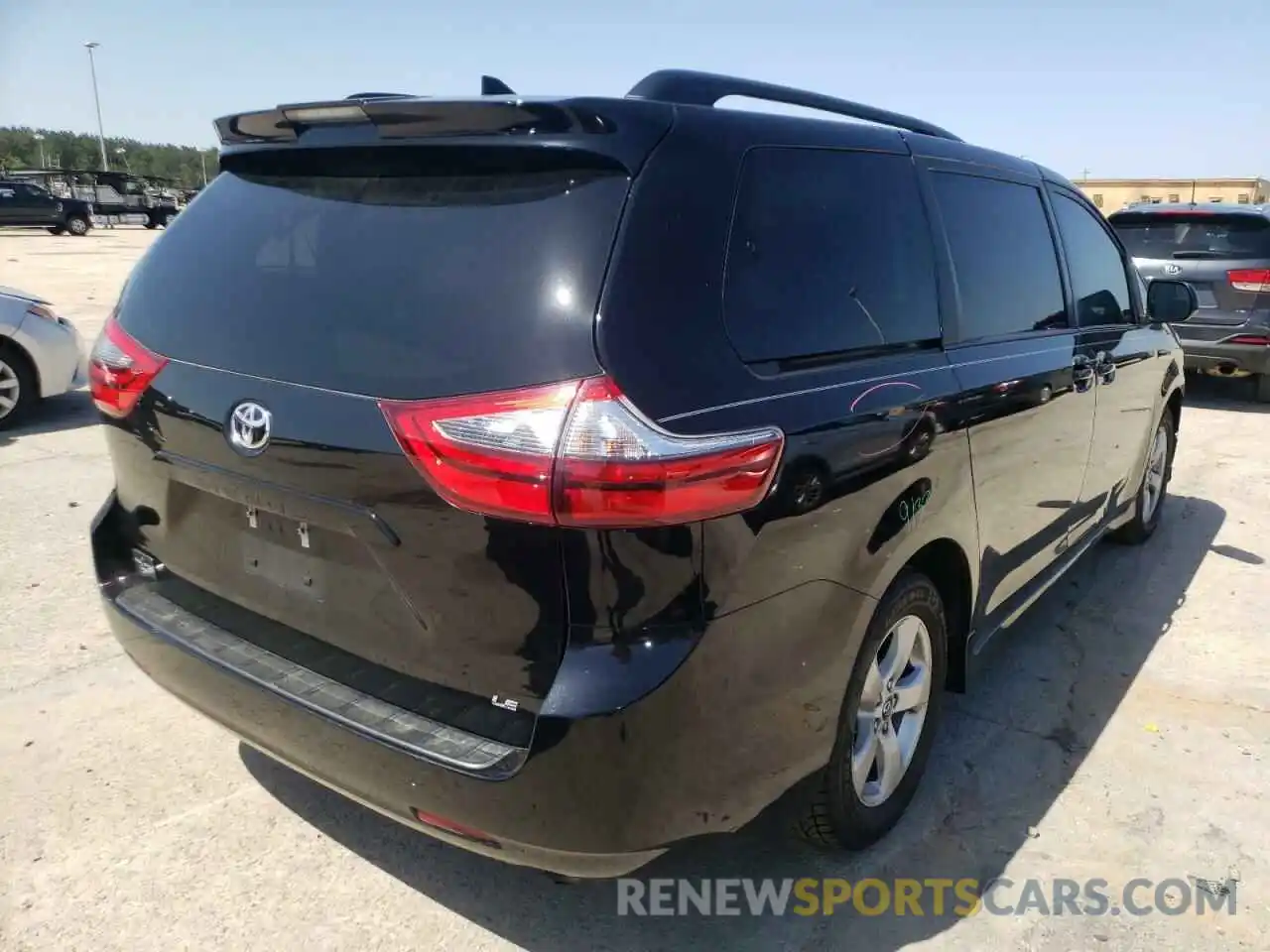 4 Photograph of a damaged car 5TDKZ3DC7LS046009 TOYOTA SIENNA 2020