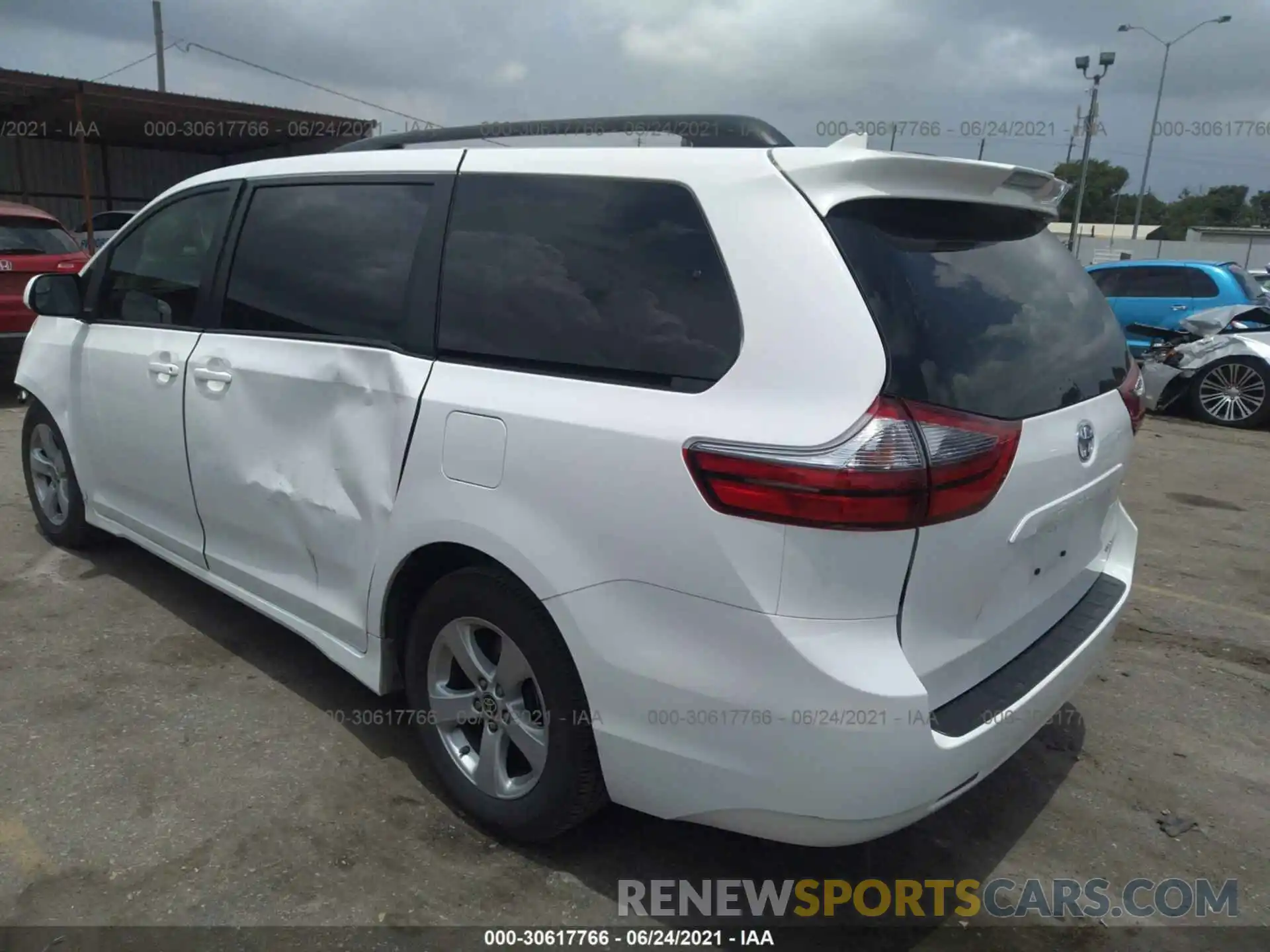 3 Photograph of a damaged car 5TDKZ3DC7LS081472 TOYOTA SIENNA 2020