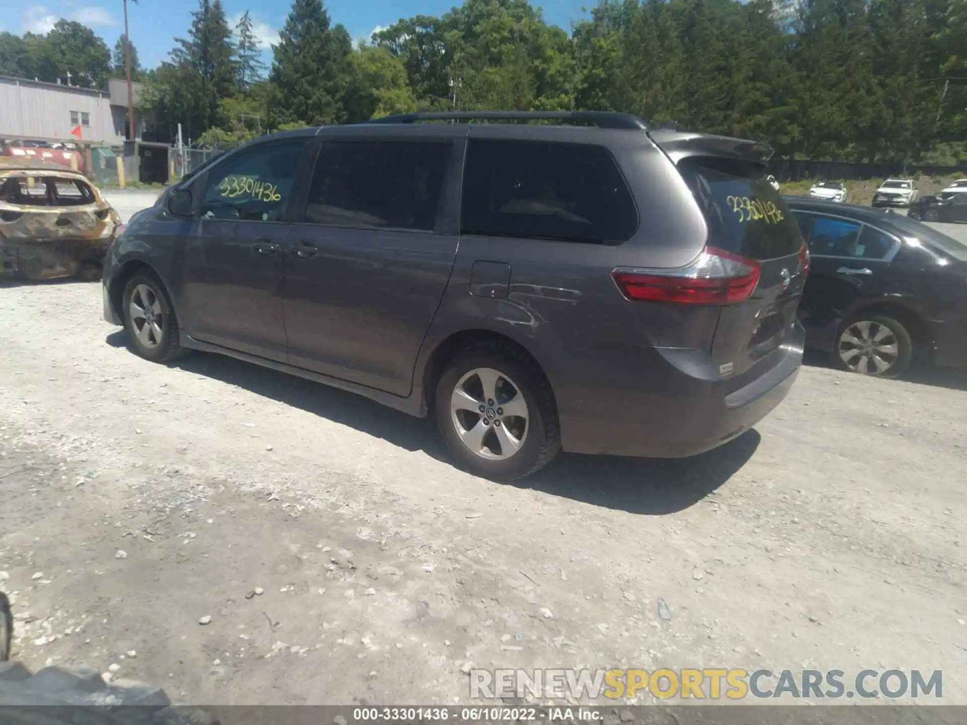 3 Photograph of a damaged car 5TDKZ3DC8LS023032 TOYOTA SIENNA 2020