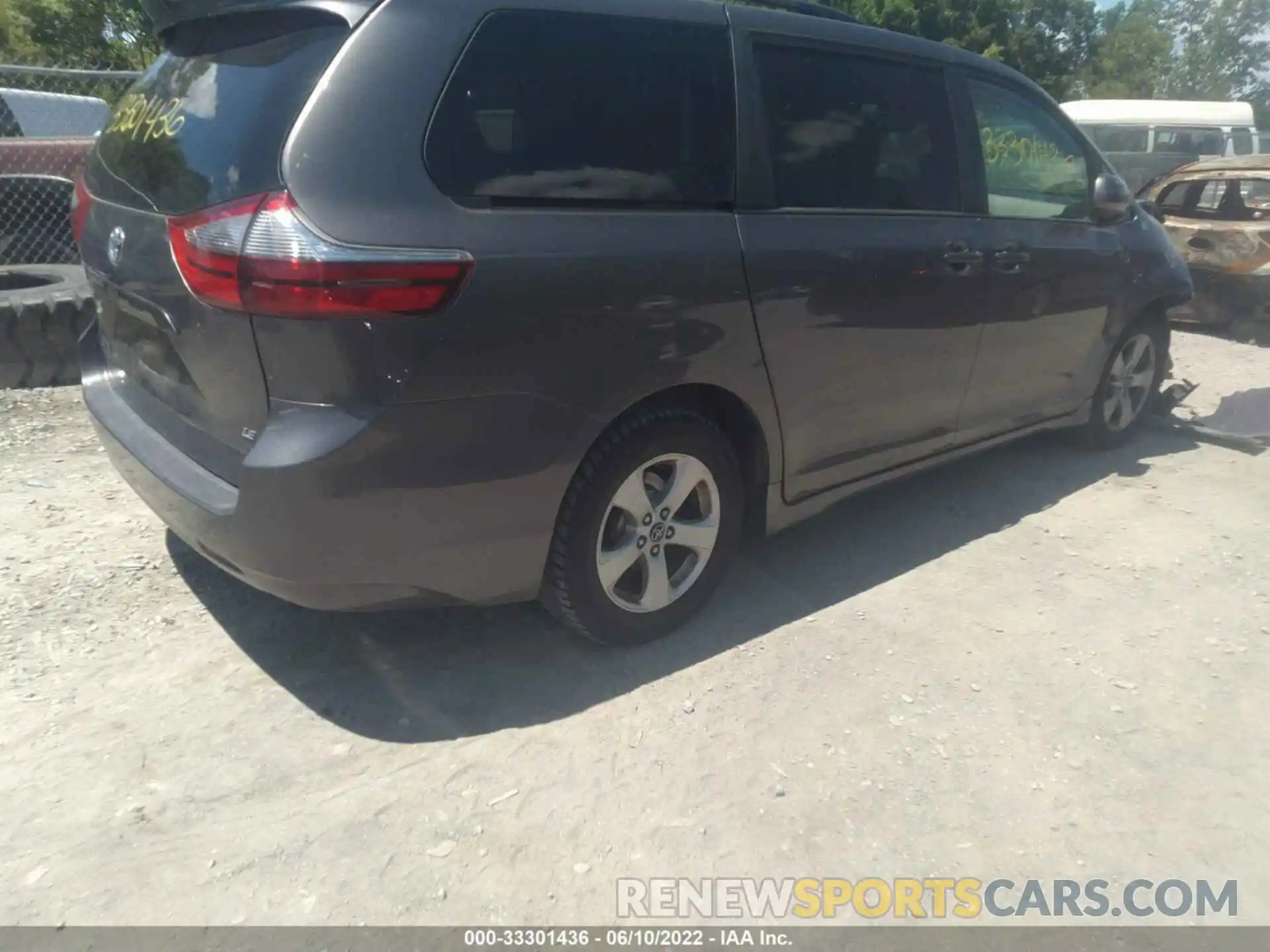 4 Photograph of a damaged car 5TDKZ3DC8LS023032 TOYOTA SIENNA 2020