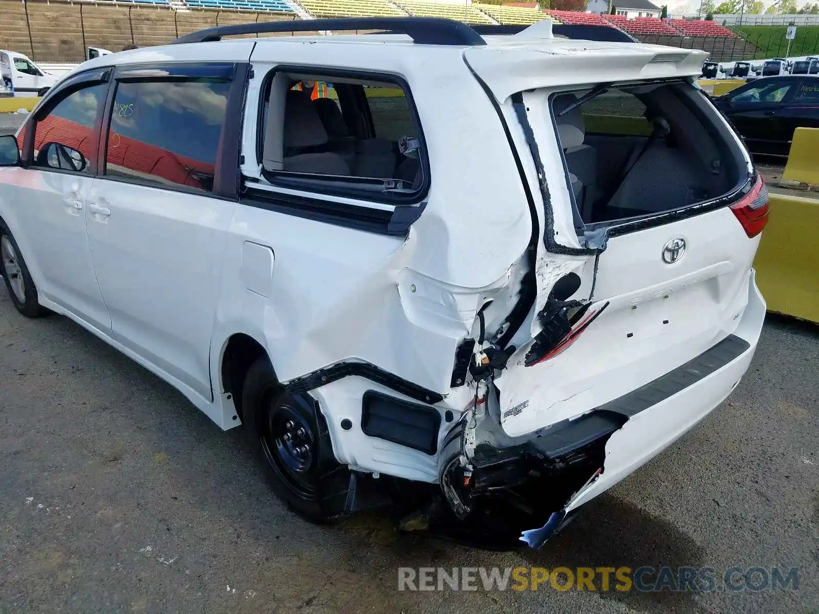 9 Photograph of a damaged car 5TDKZ3DC9LS037859 TOYOTA SIENNA 2020