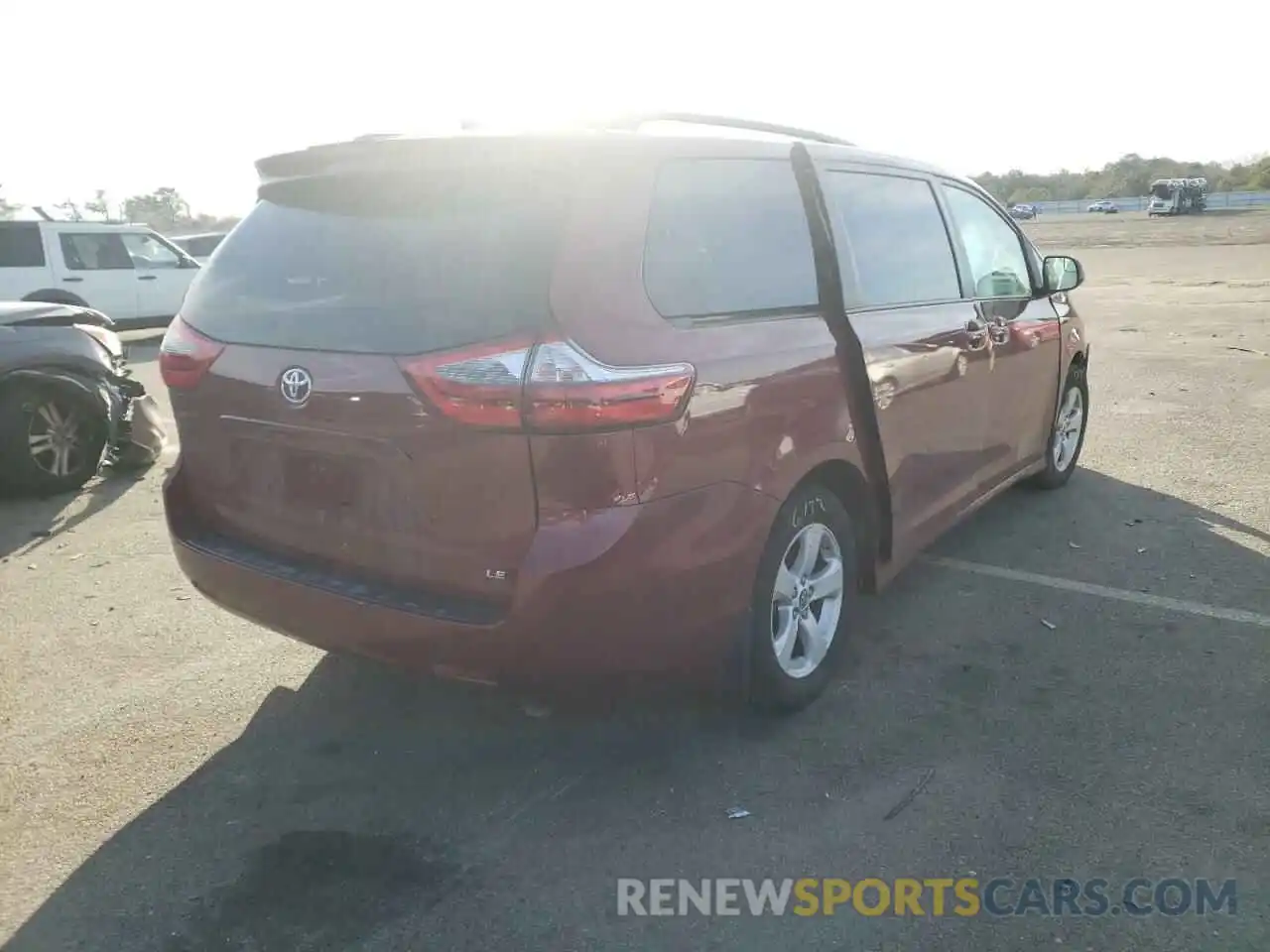 4 Photograph of a damaged car 5TDKZ3DC9LS084034 TOYOTA SIENNA 2020