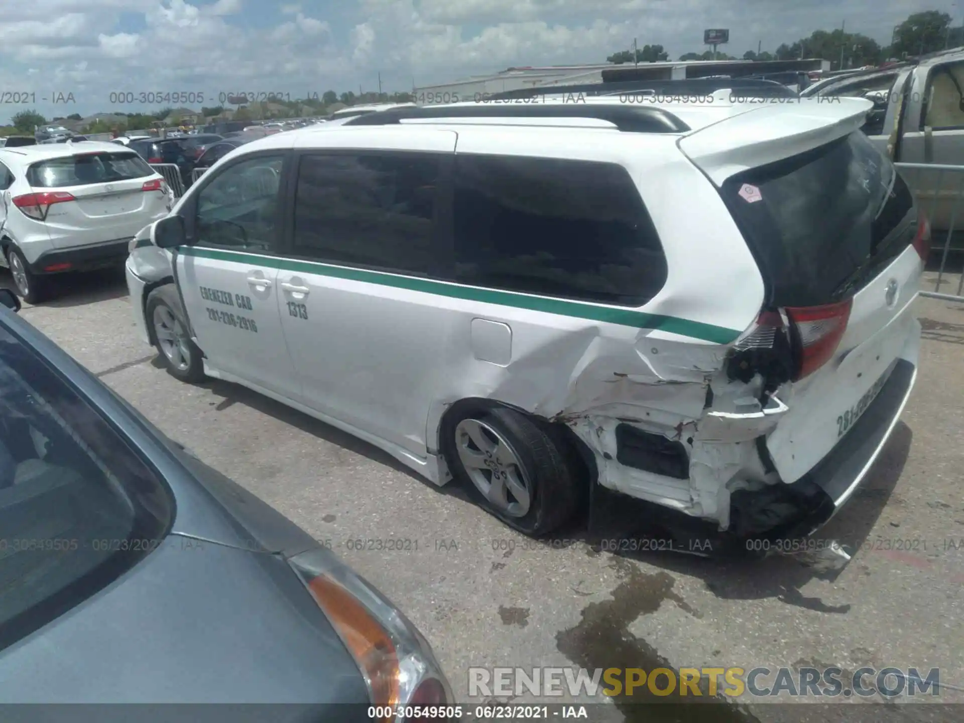 3 Photograph of a damaged car 5TDKZ3DCXLS023114 TOYOTA SIENNA 2020