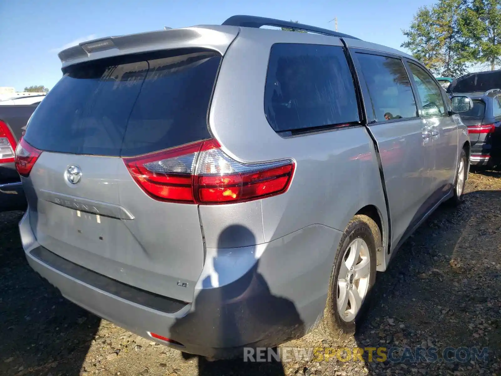 4 Photograph of a damaged car 5TDKZ3DCXLS058591 TOYOTA SIENNA 2020