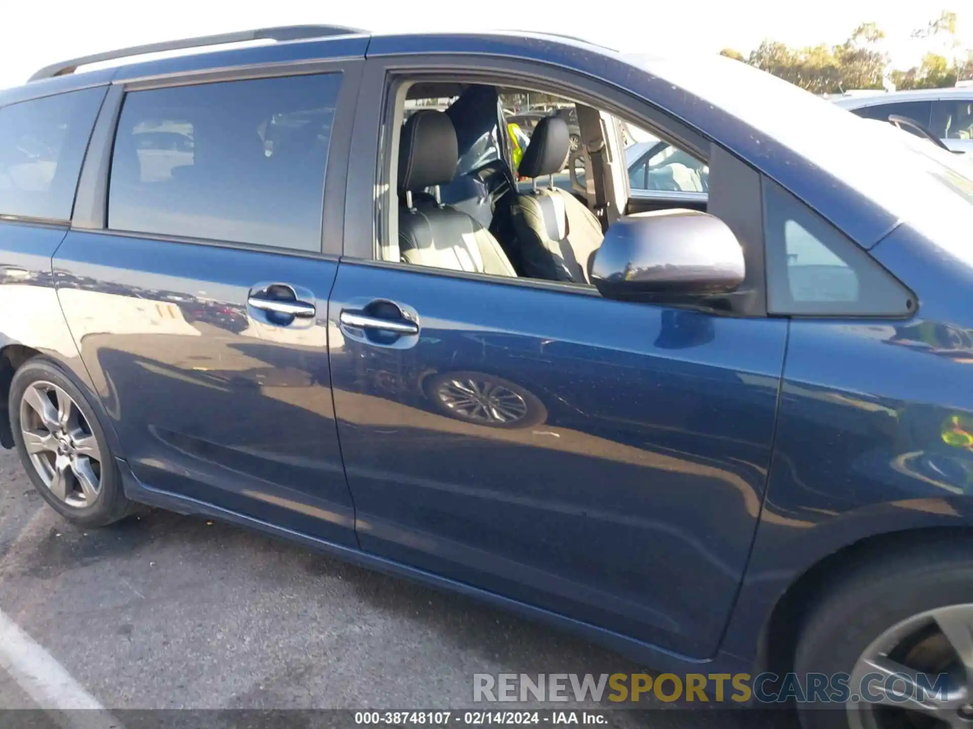 13 Photograph of a damaged car 5TDXZ3DC0LS039943 TOYOTA SIENNA 2020