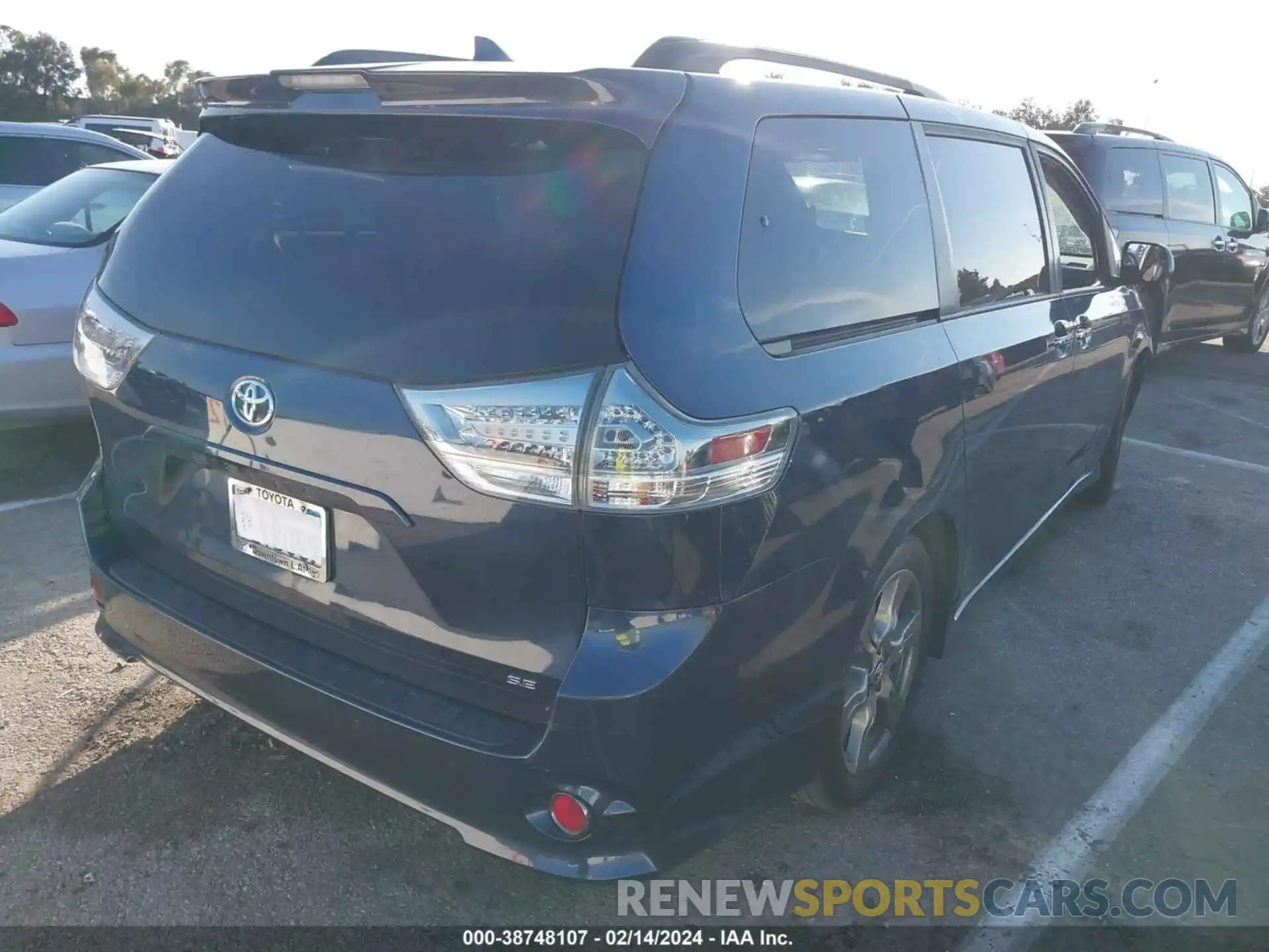 4 Photograph of a damaged car 5TDXZ3DC0LS039943 TOYOTA SIENNA 2020