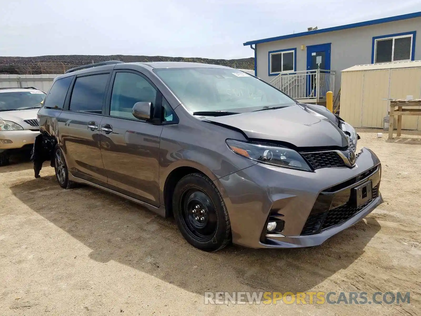 1 Photograph of a damaged car 5TDXZ3DC1LS023668 TOYOTA SIENNA 2020