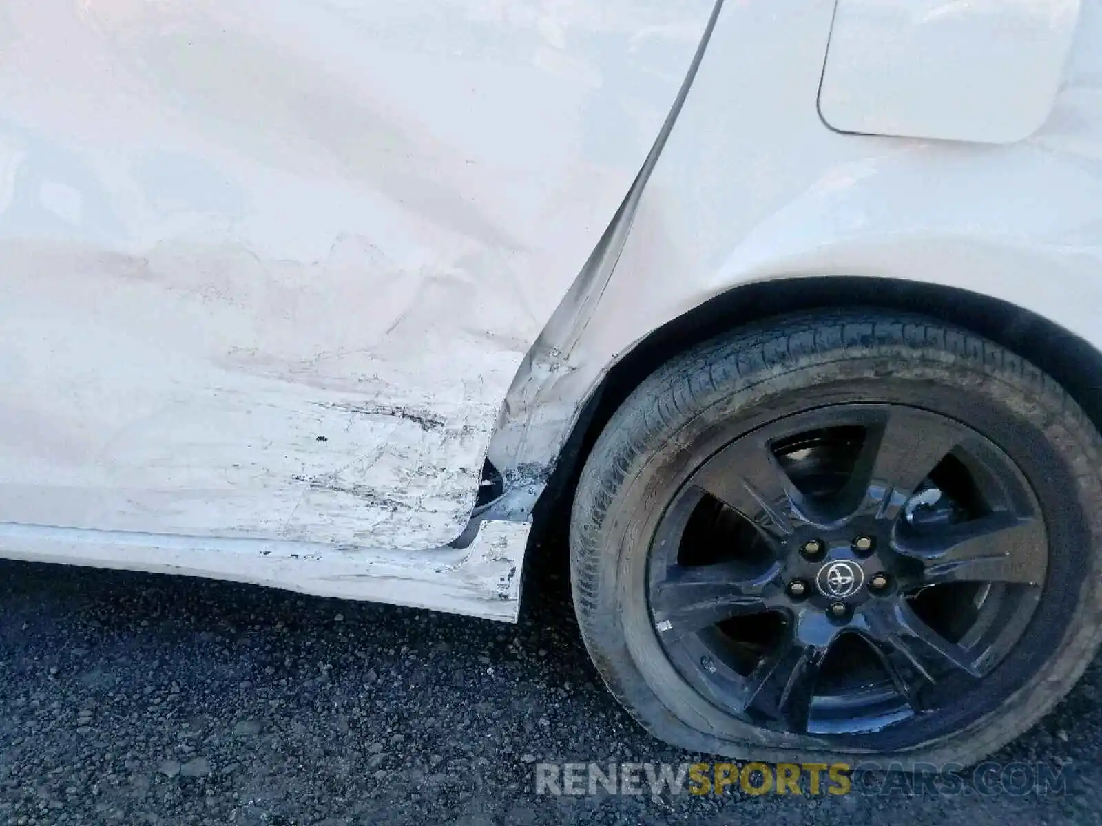 9 Photograph of a damaged car 5TDXZ3DC1LS028711 TOYOTA SIENNA 2020