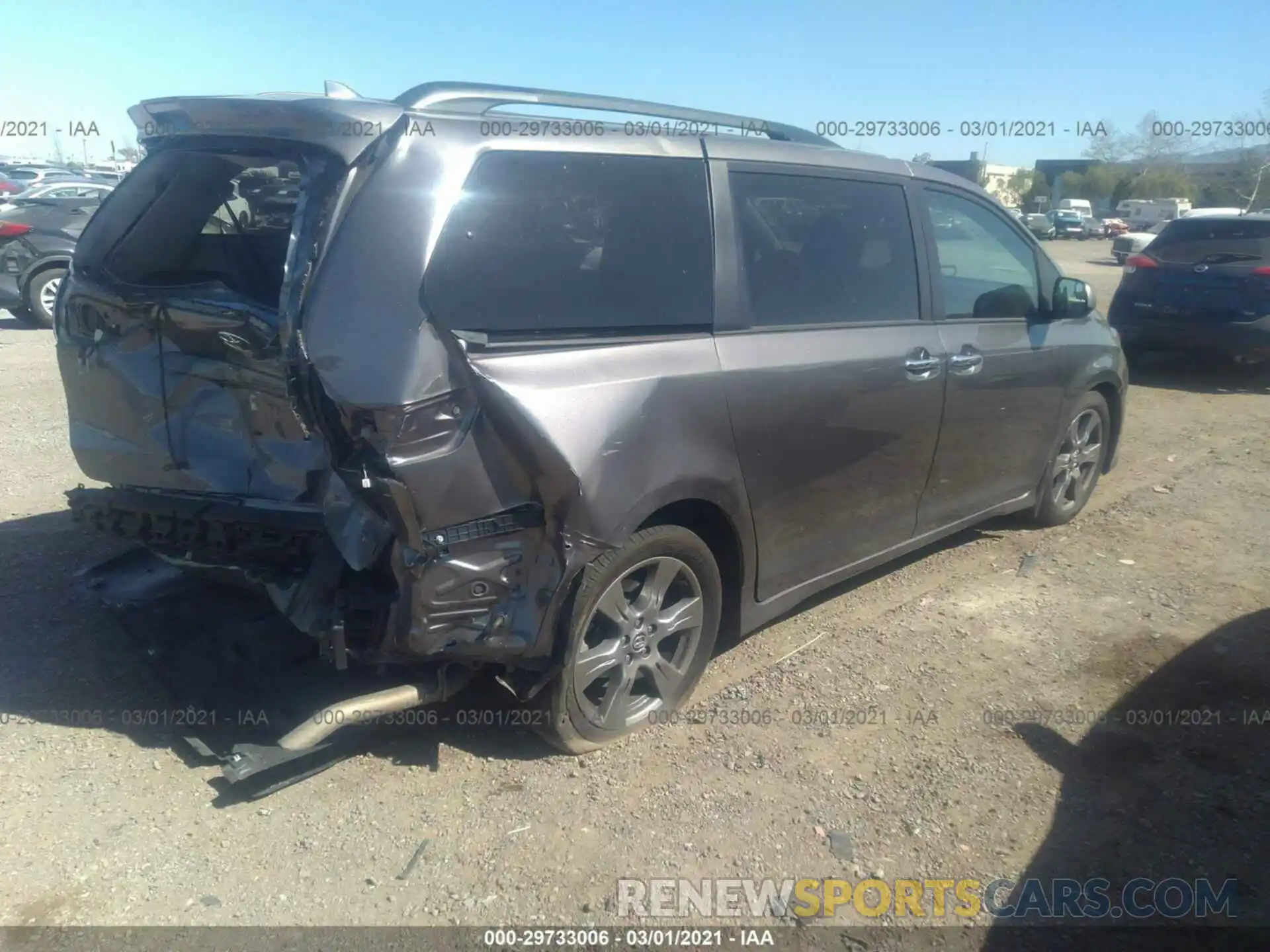 4 Photograph of a damaged car 5TDXZ3DC1LS036064 TOYOTA SIENNA 2020