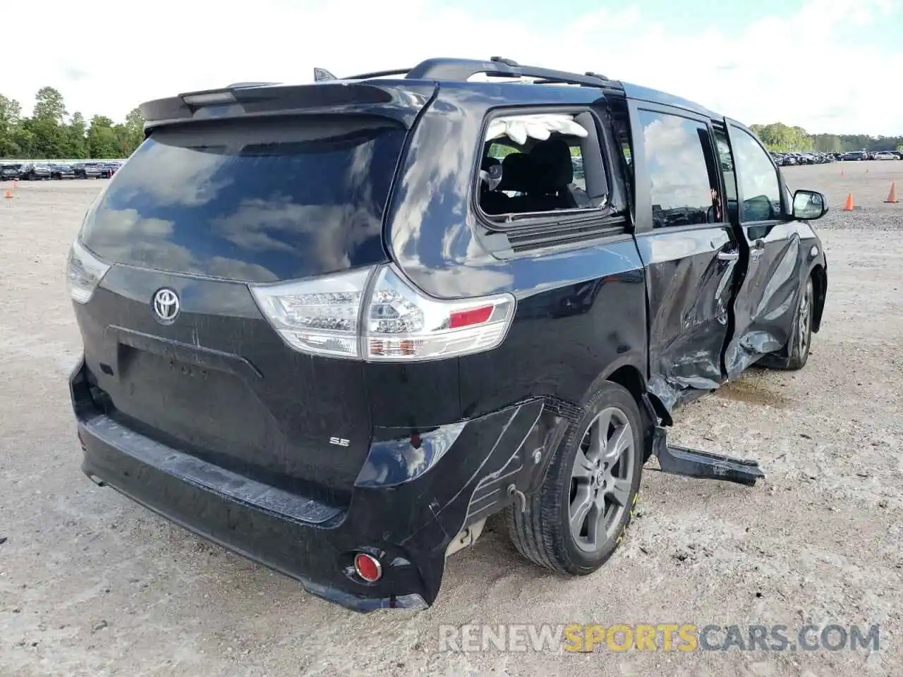 4 Photograph of a damaged car 5TDXZ3DC2LS029348 TOYOTA SIENNA 2020