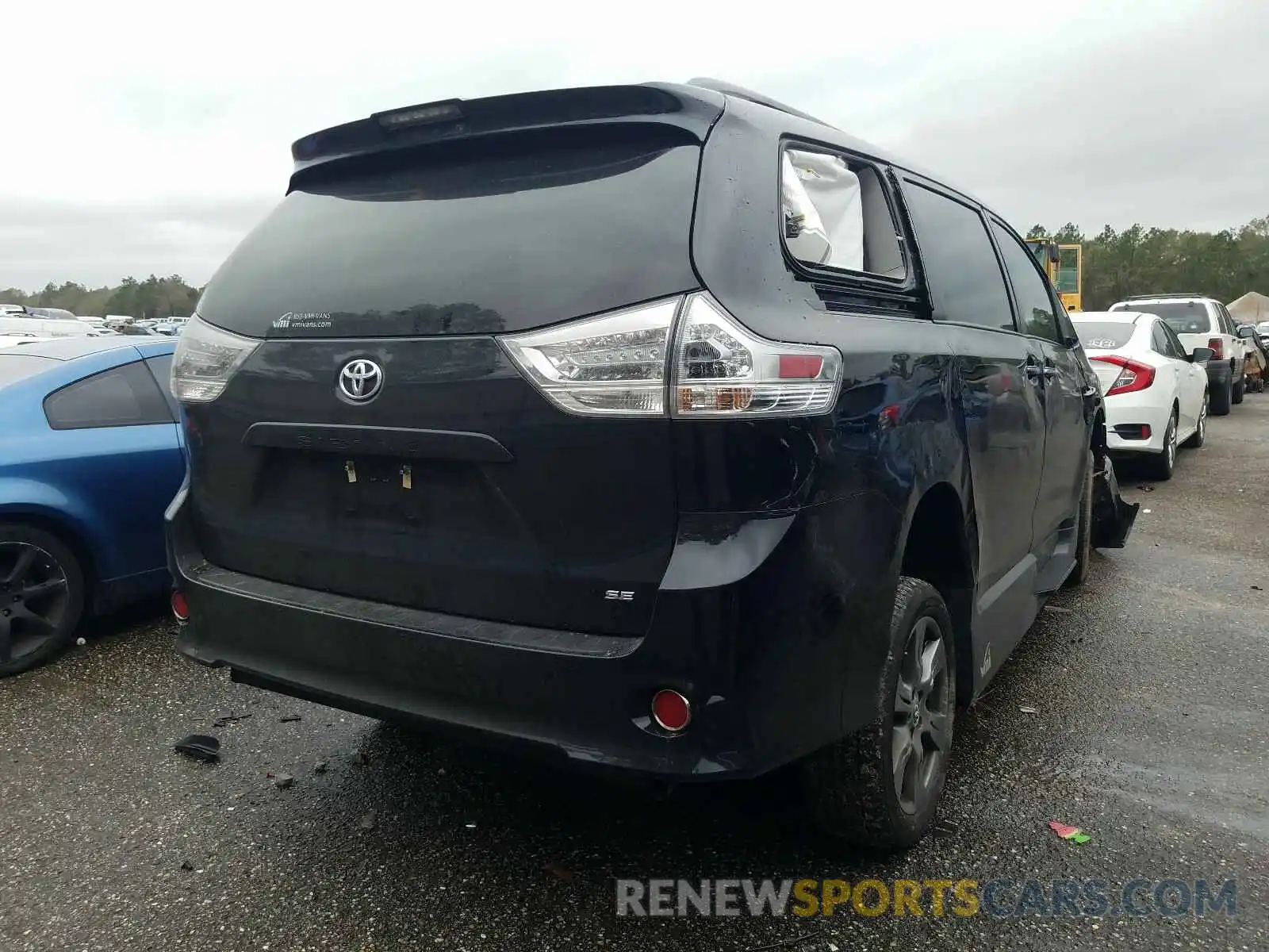 4 Photograph of a damaged car 5TDXZ3DC2LS034405 TOYOTA SIENNA 2020